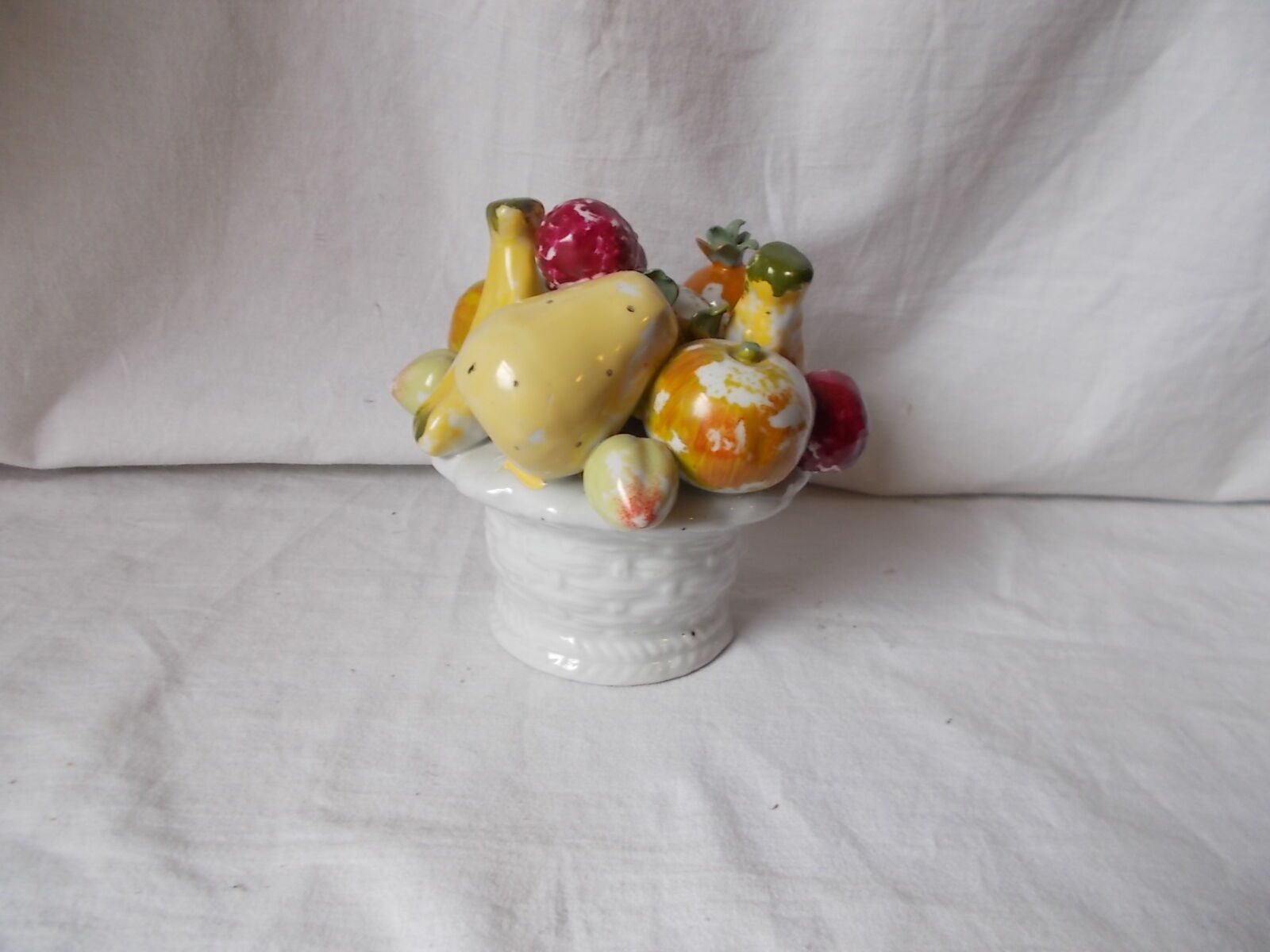 Fruit bowl trompe l'œil in earthenware
