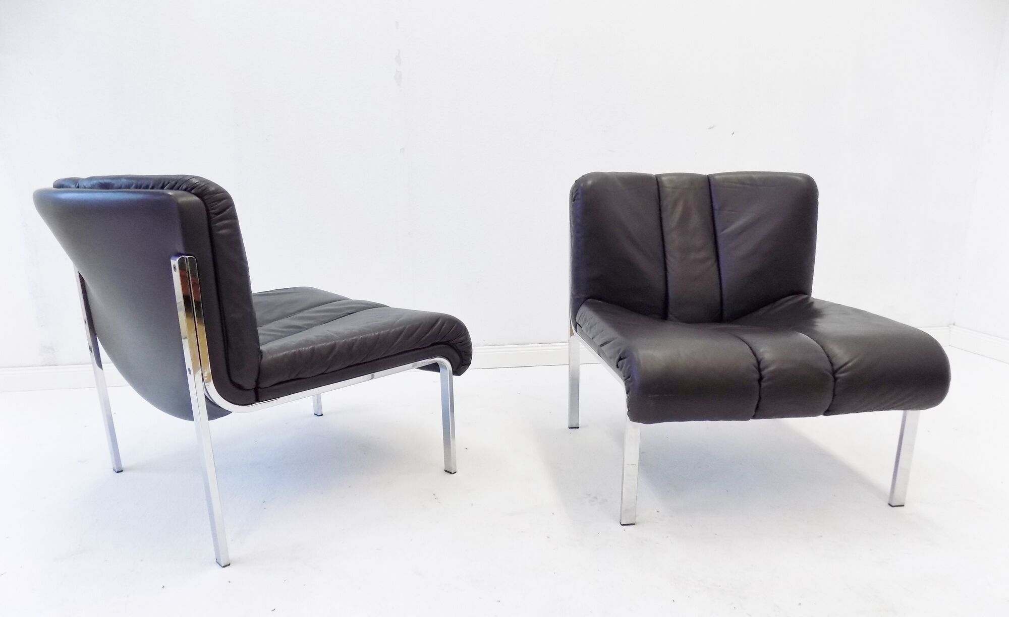 Eurochair set of 2 black leather lounge chairs by Girsberger