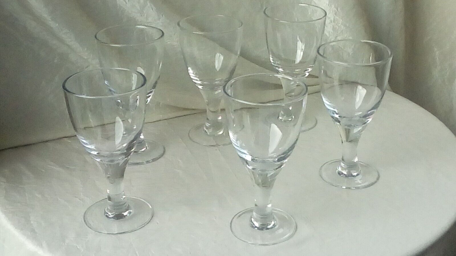 Verres a pied trompeur en verre epais bistrot
