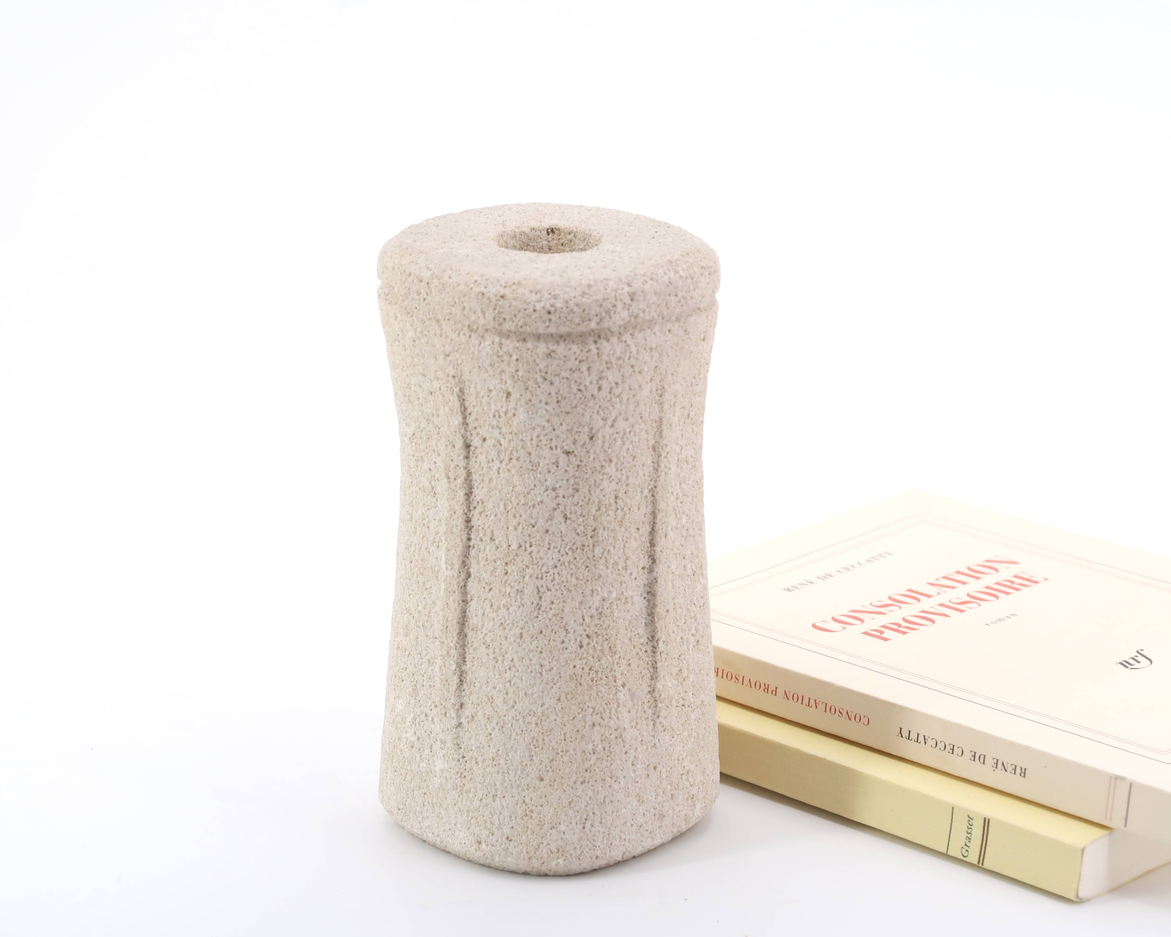 Vase ou bougeoir sculpté dans la pierre, années 70