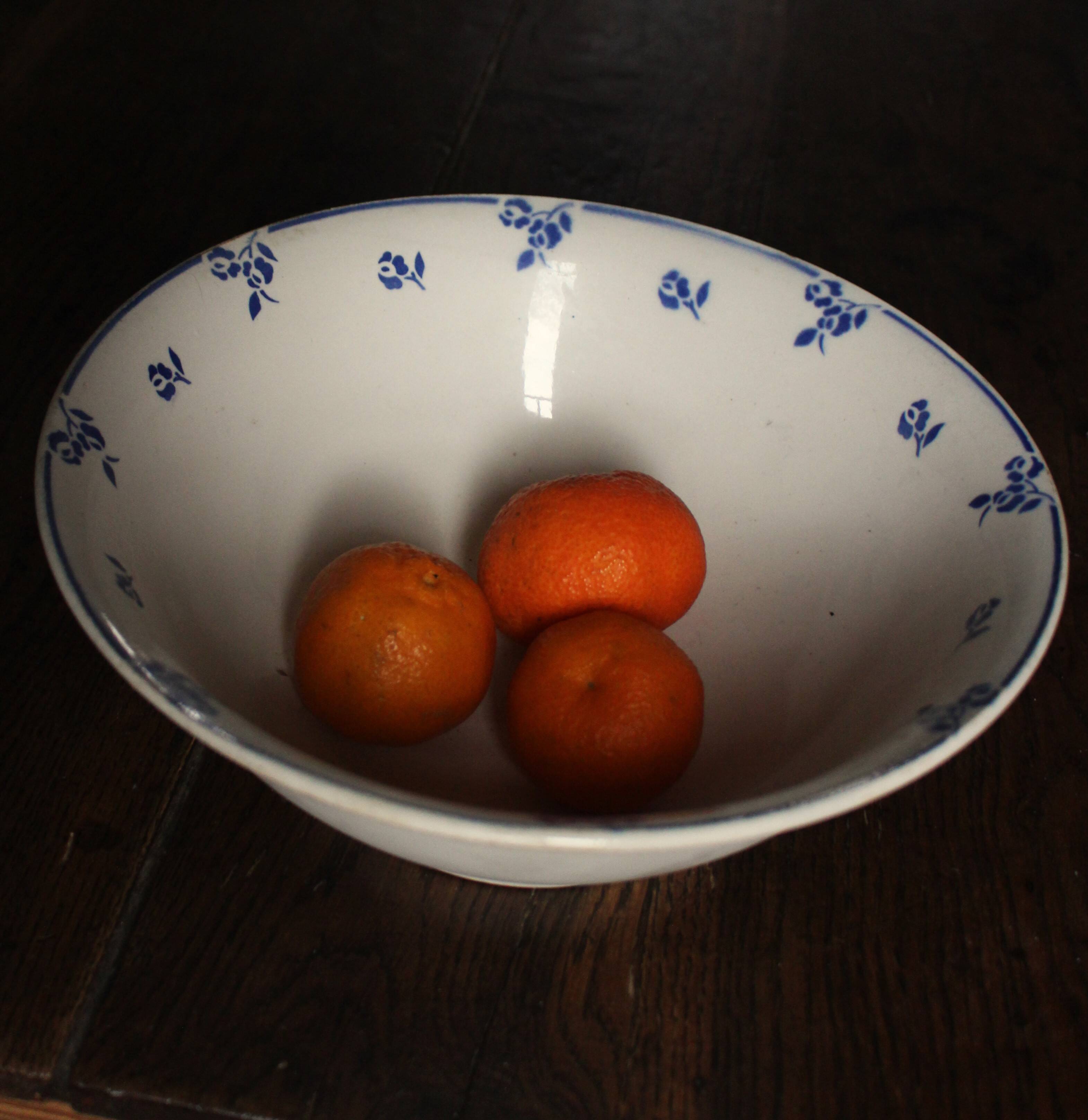 Blue salad bowl with Digoin Art Deco flowers