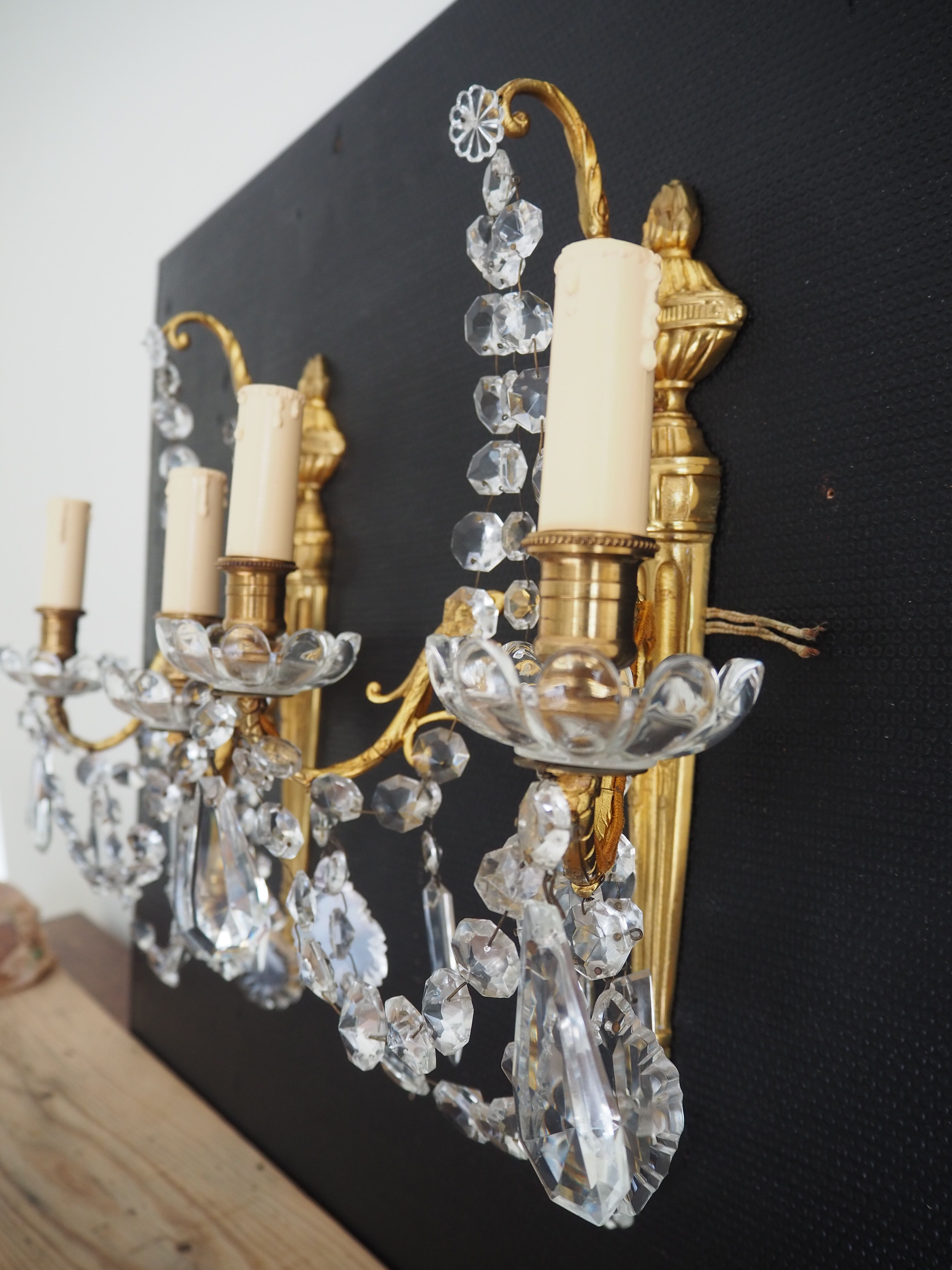 Pair of wall lamps two bronze lights with grapevines and crystal garlands – Louis XV style