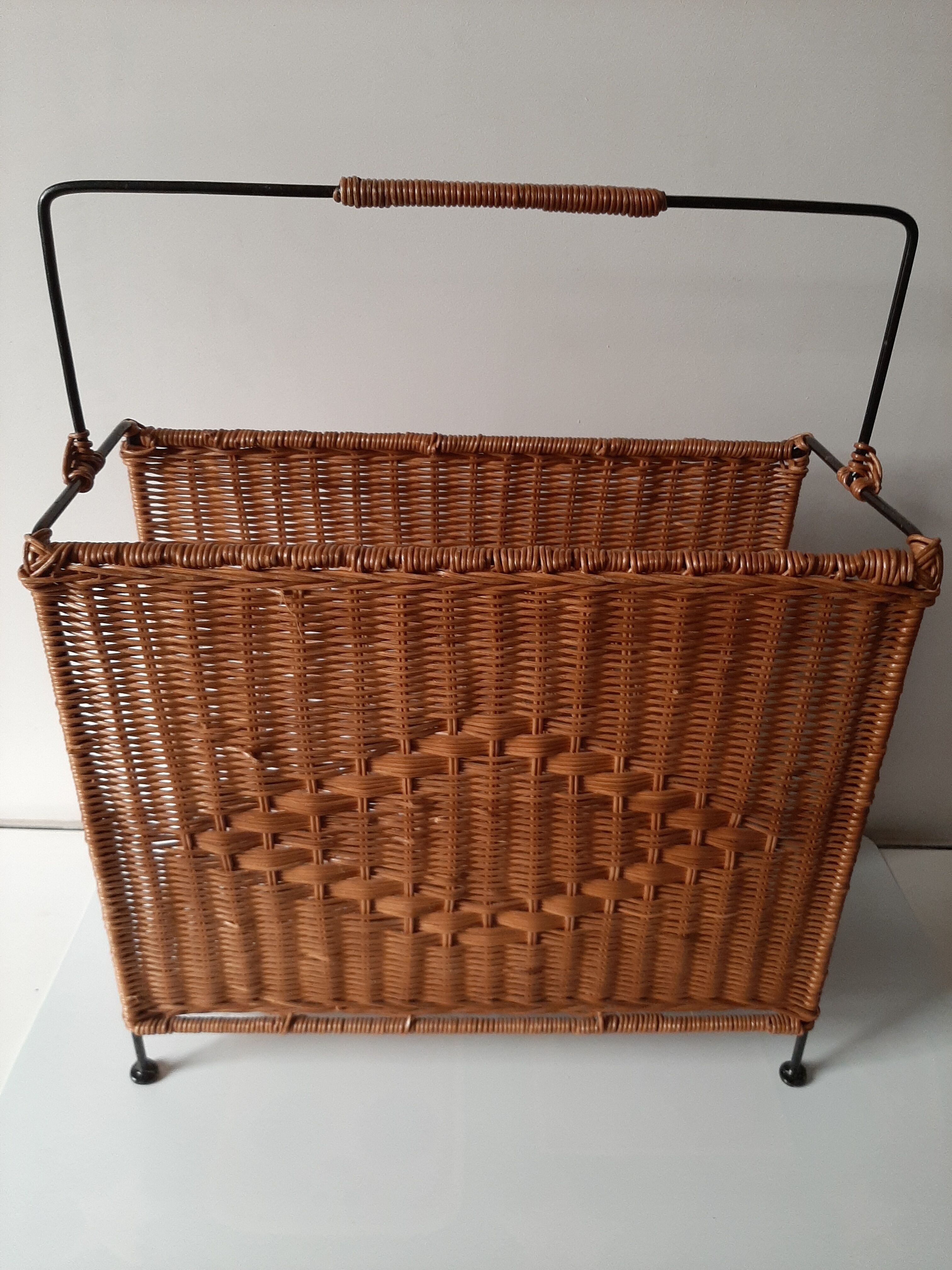 Door vintage rattan magazine