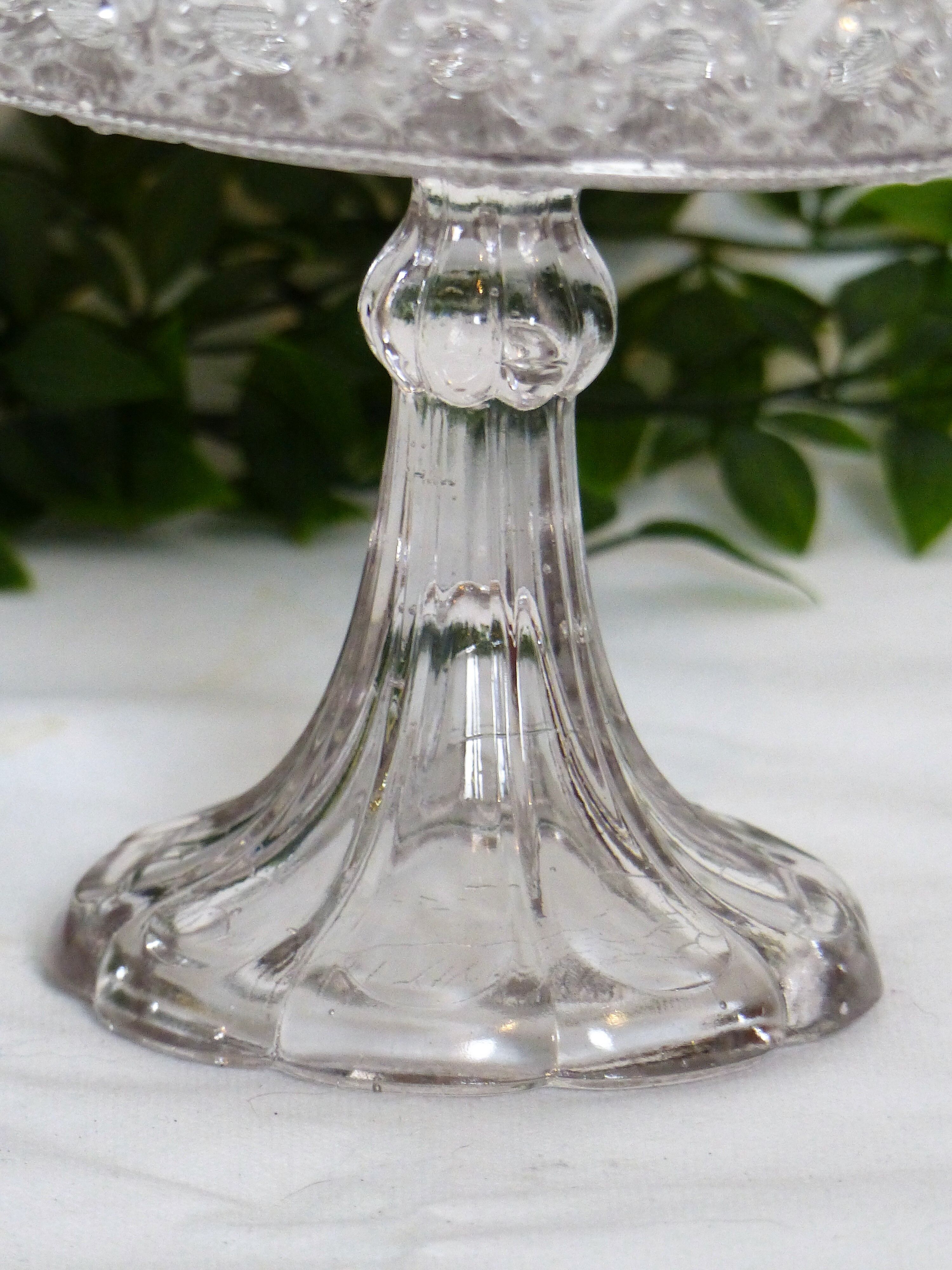 Flat, glass cake display