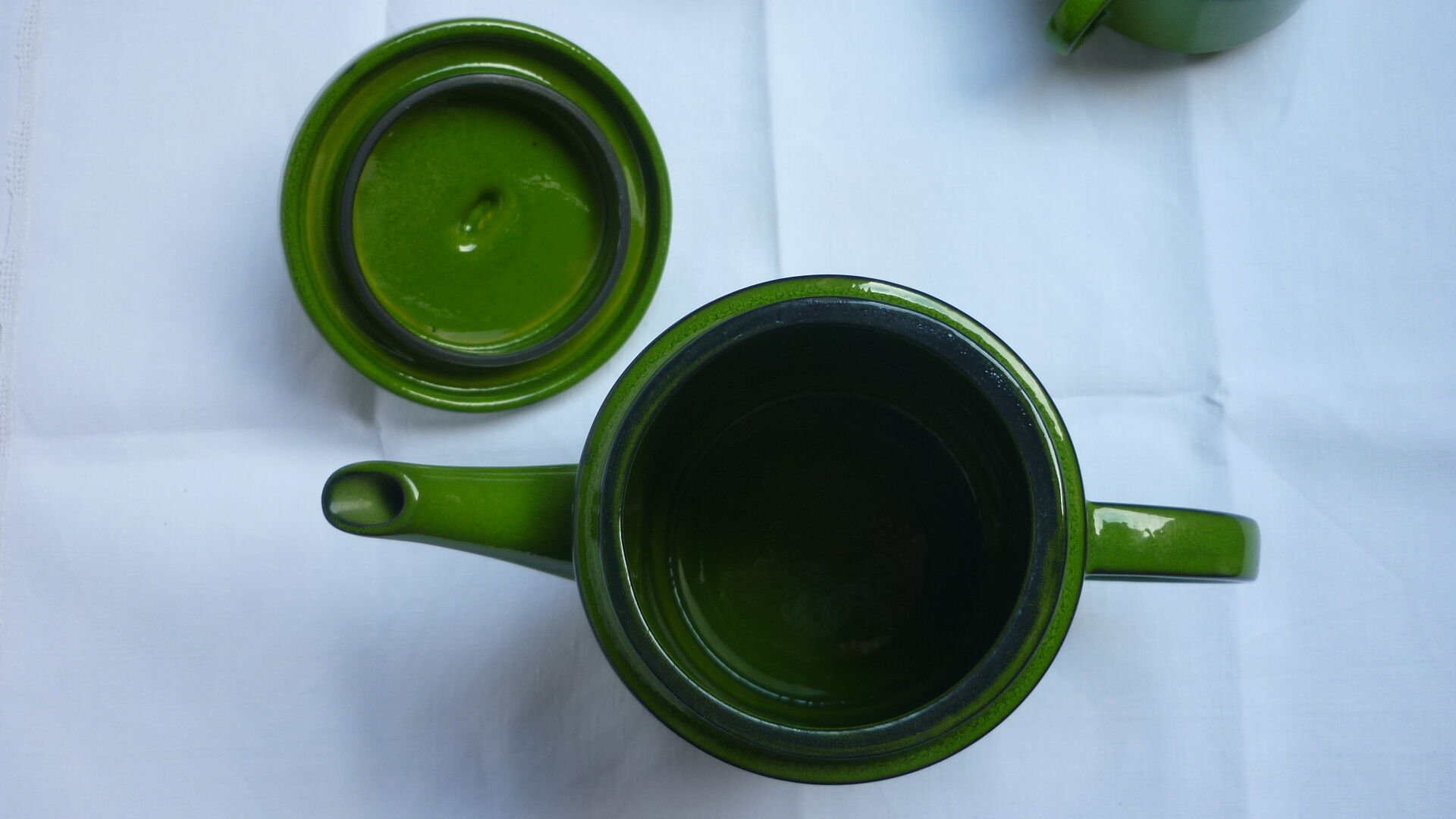 Green enamelled porcelain coffee set