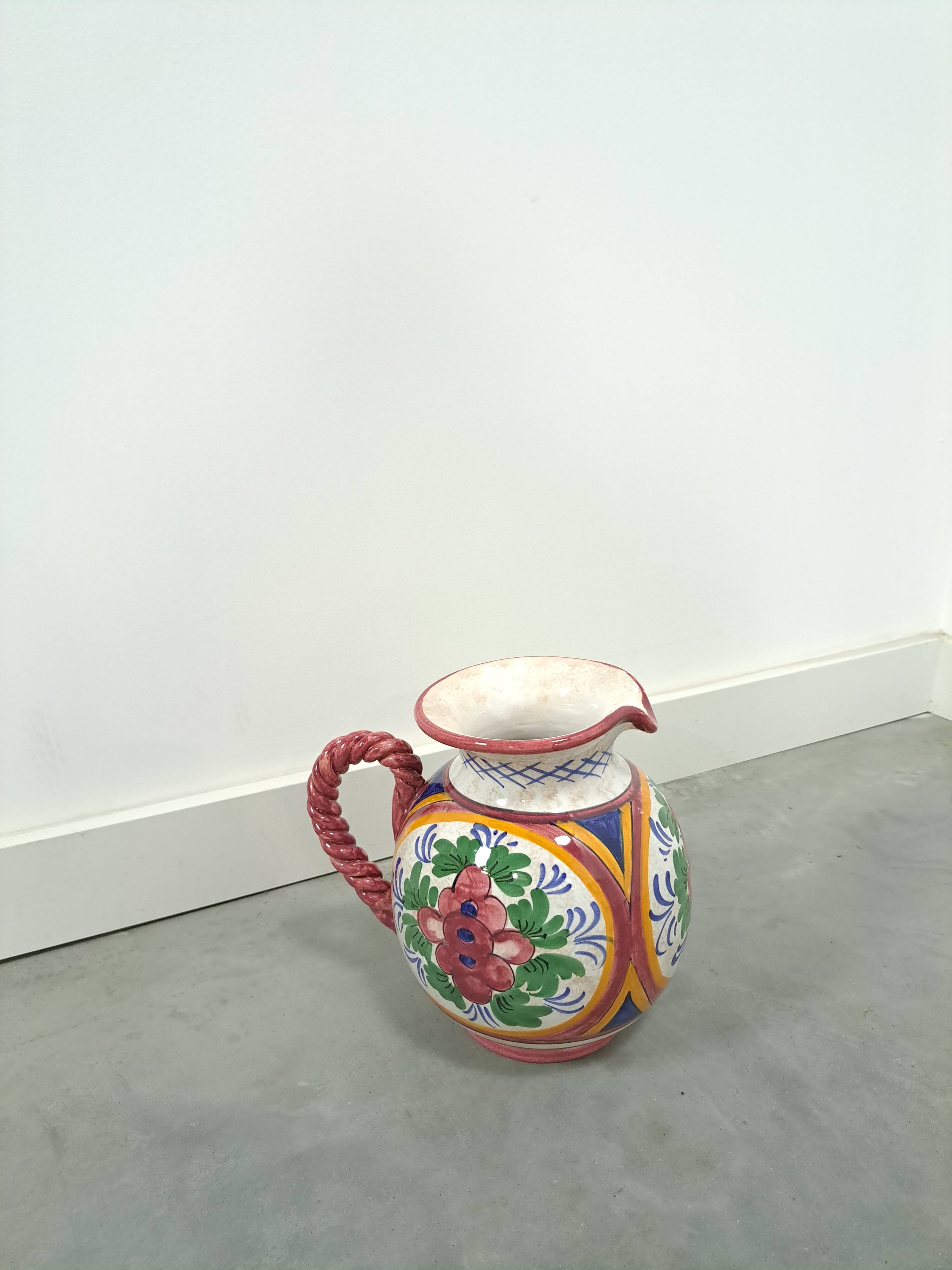 Porseleinen vintage roze kan met bloemen