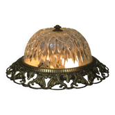 Plafonnier Hollywood Regency, verre taillé et bord doré ajouré.