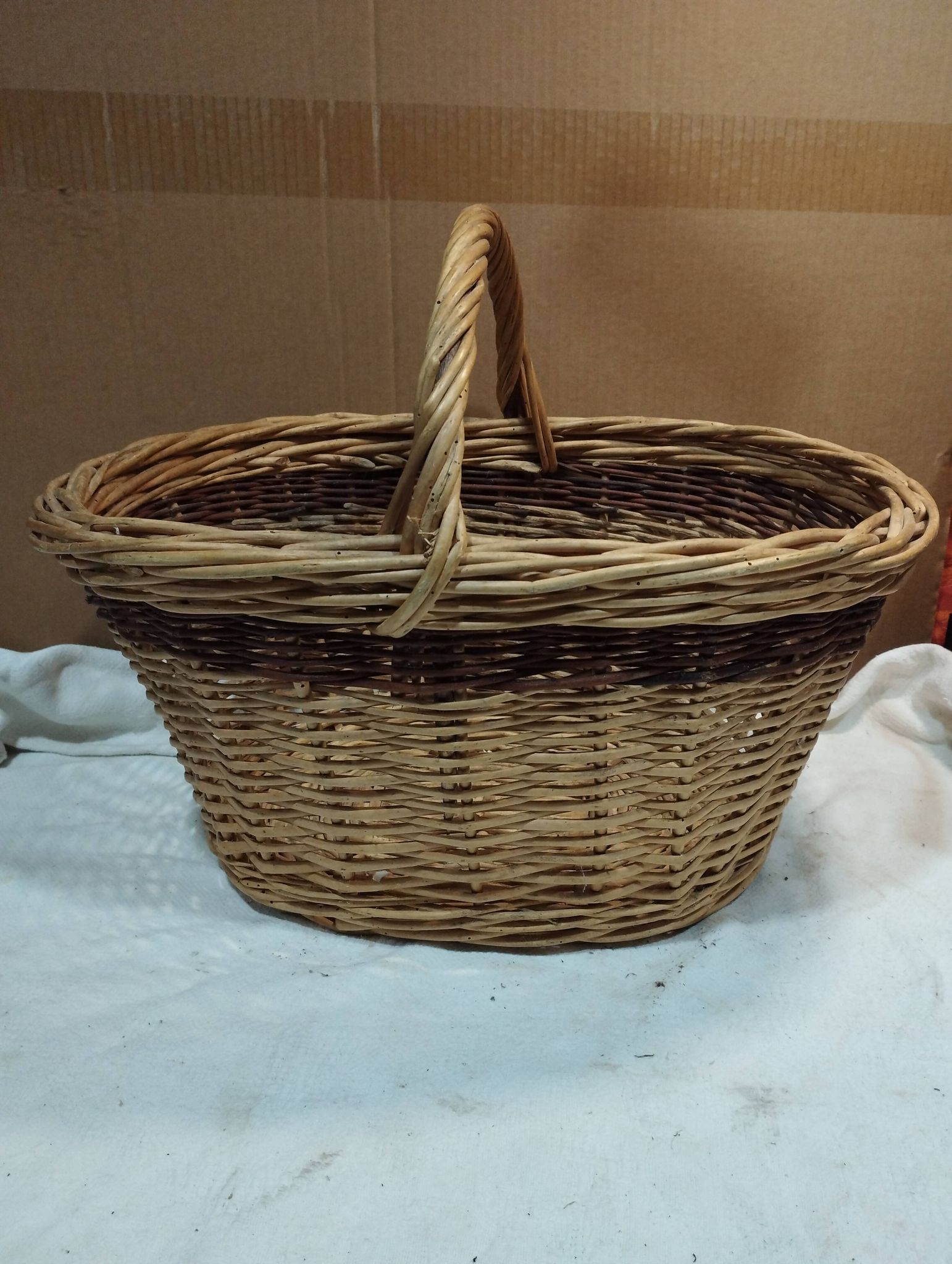 Ancien panier en osier bi couleur