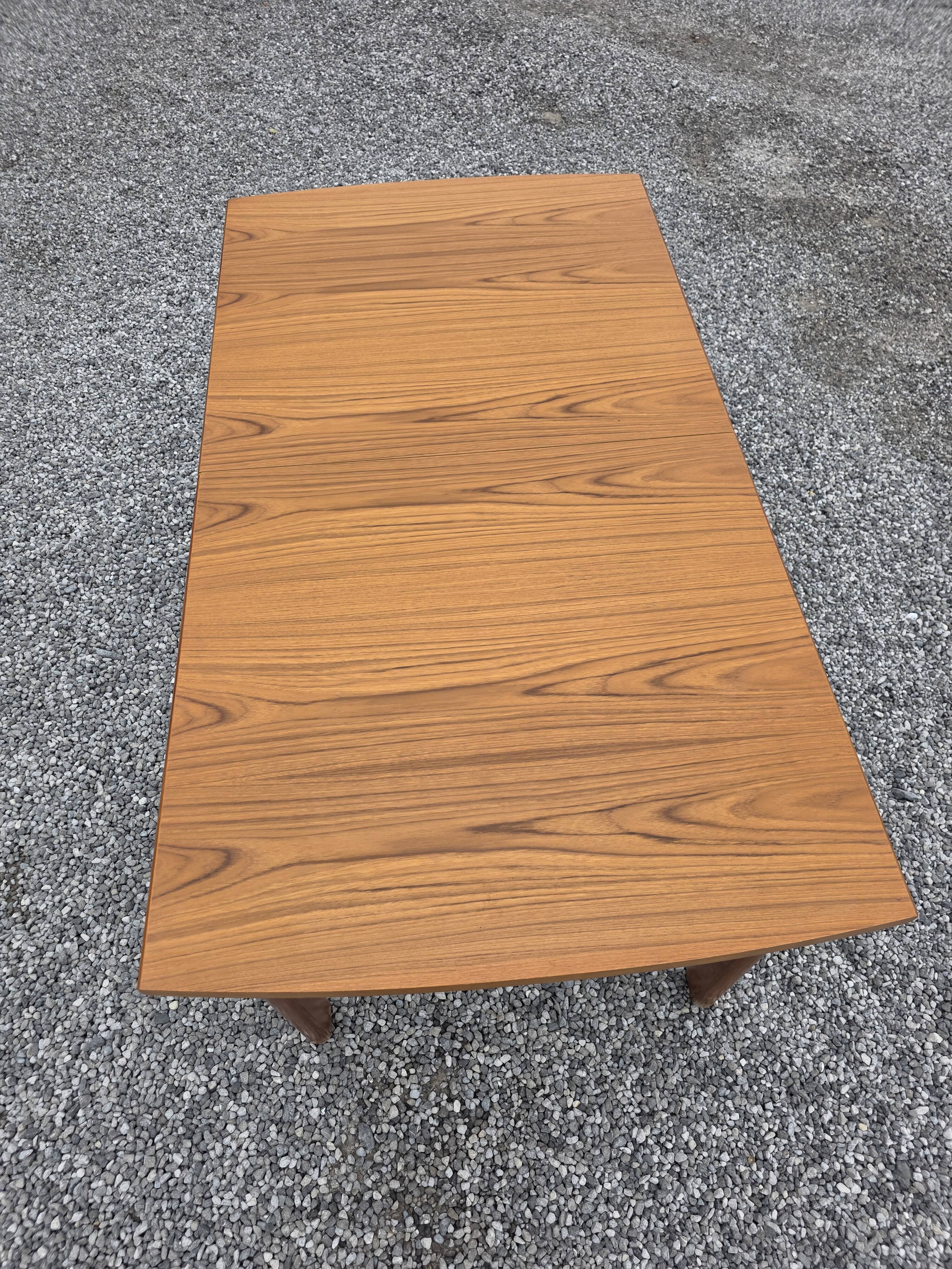 Table scandinave extensible en teck des années 60