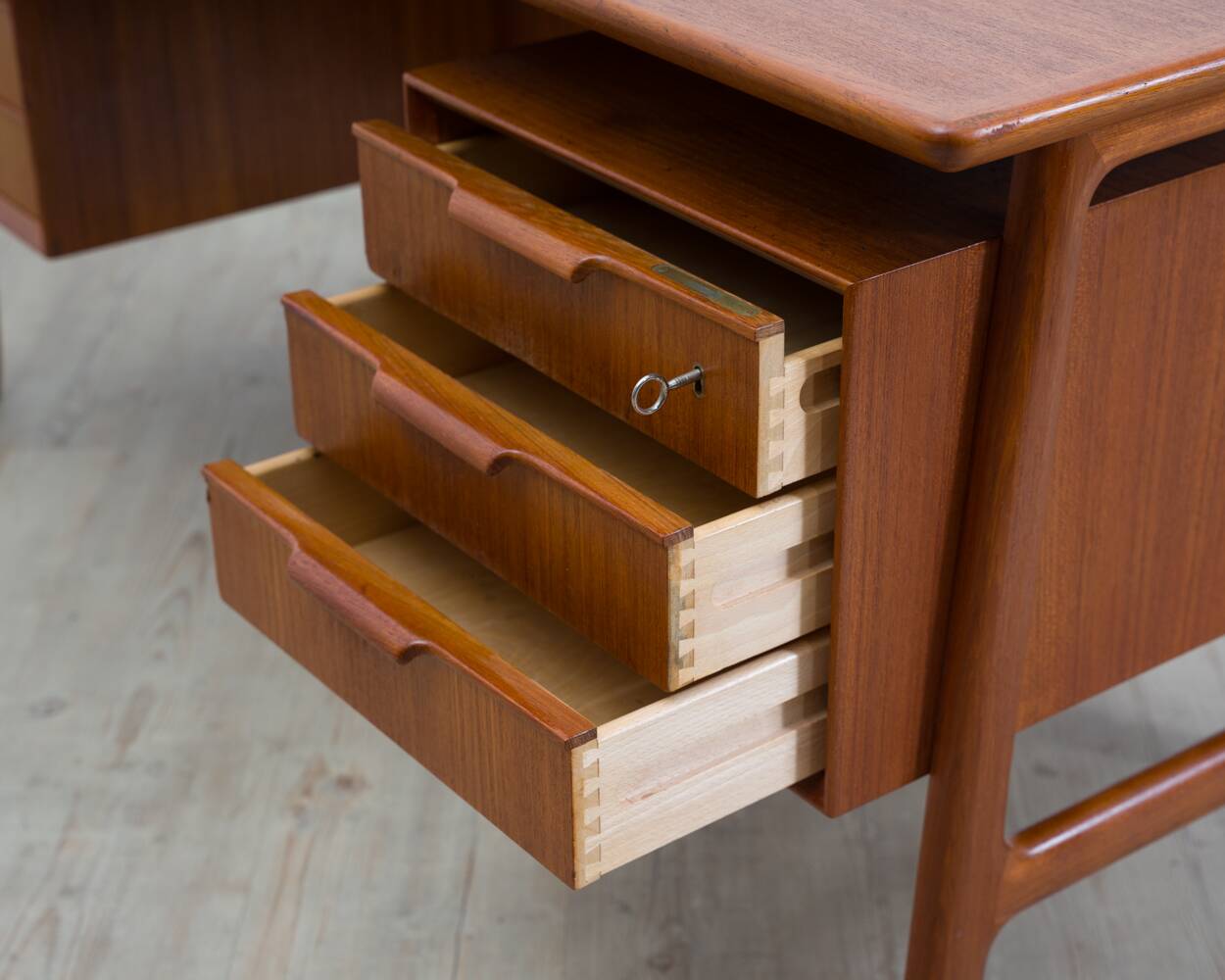 Bureau danois en teck de Omann Jun, modèle 75