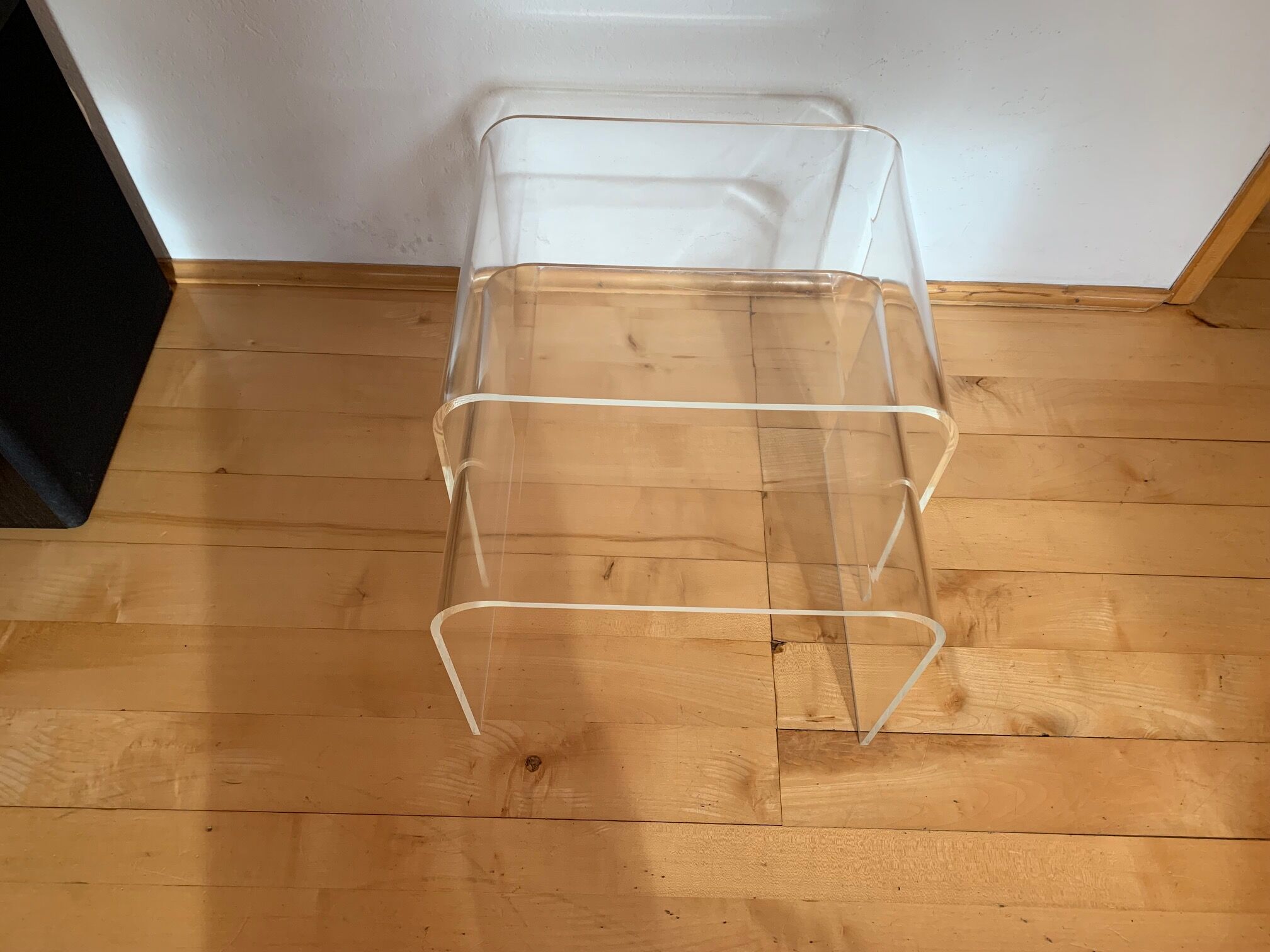 Une paire de tables Lucite des années 1970