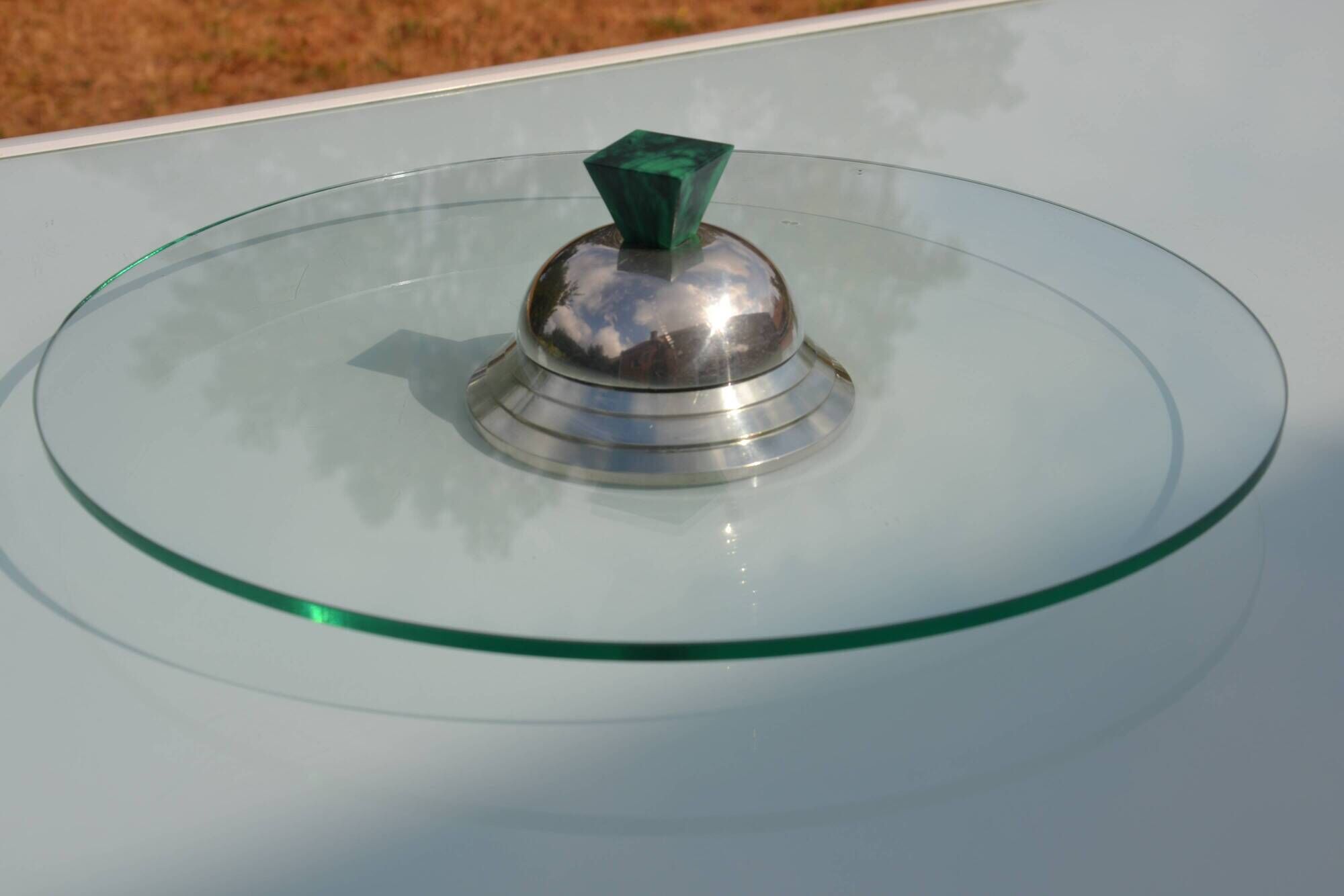 Rotating tray of the Manor's tin