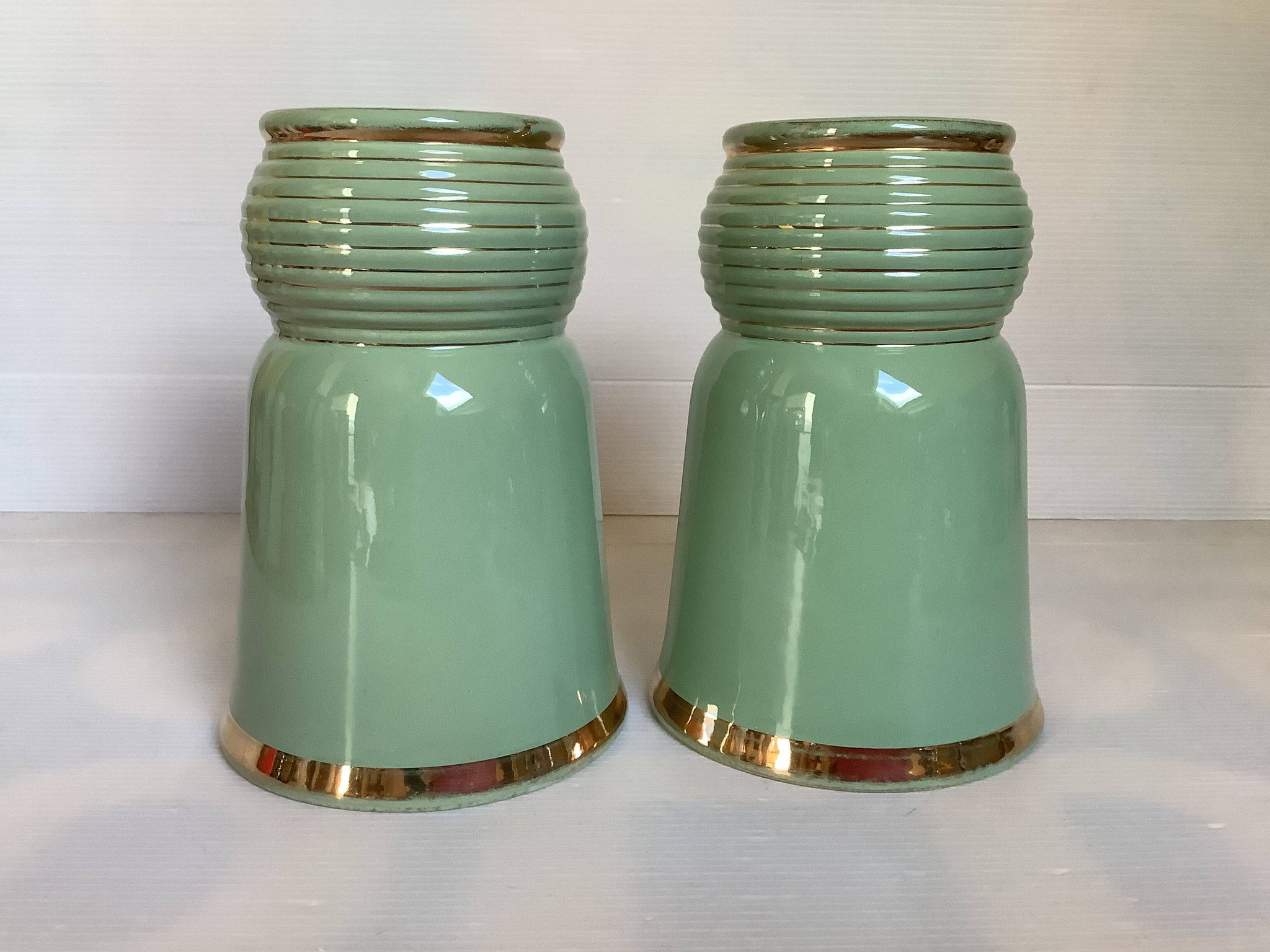 Paire d’anciens vases en céramique verte et dorée