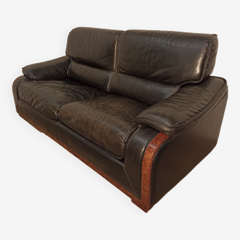 Canapé en cuir noir et accoudoirs bois