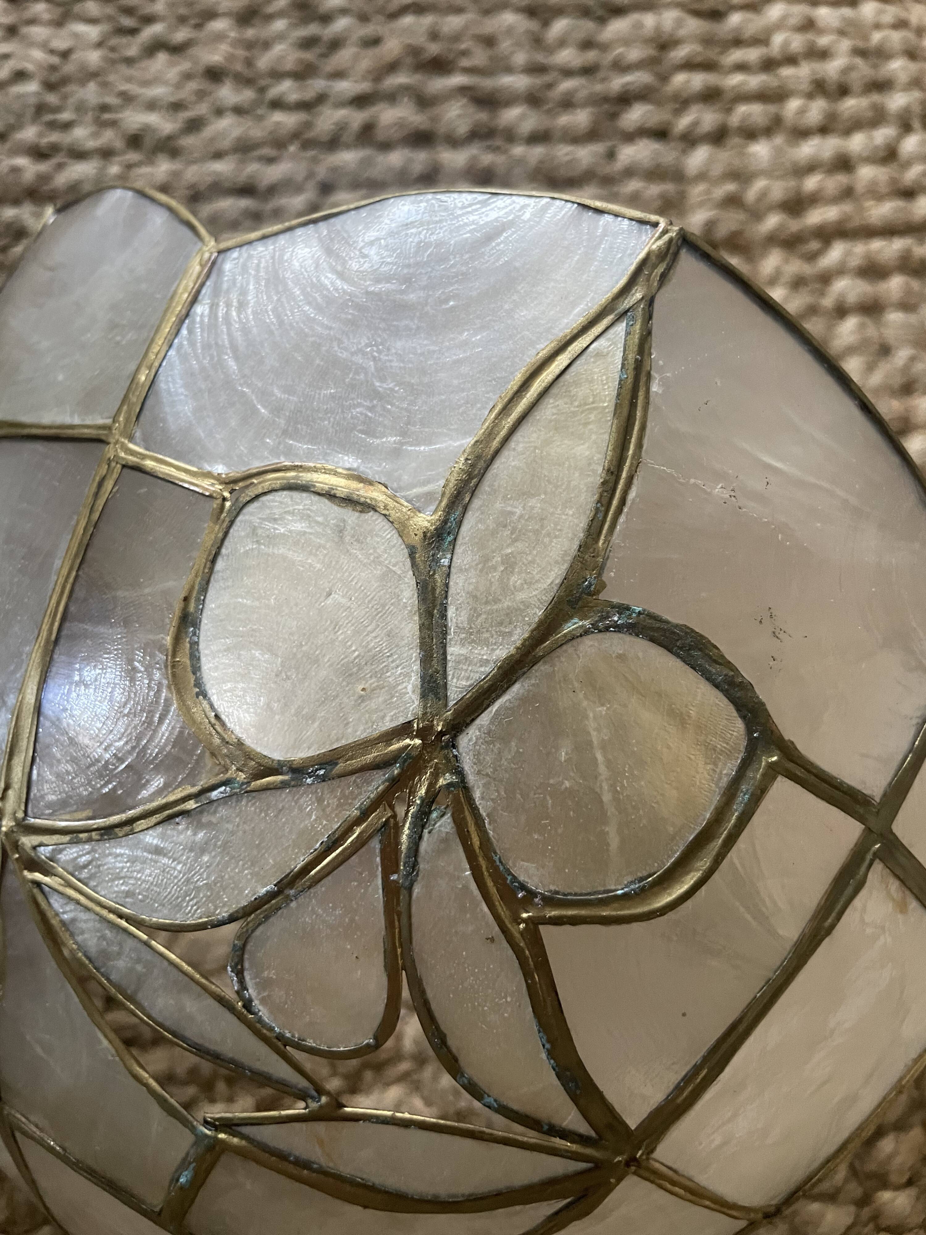 Pair of vintage wall lights in mother-of-pearl and gilded brass.