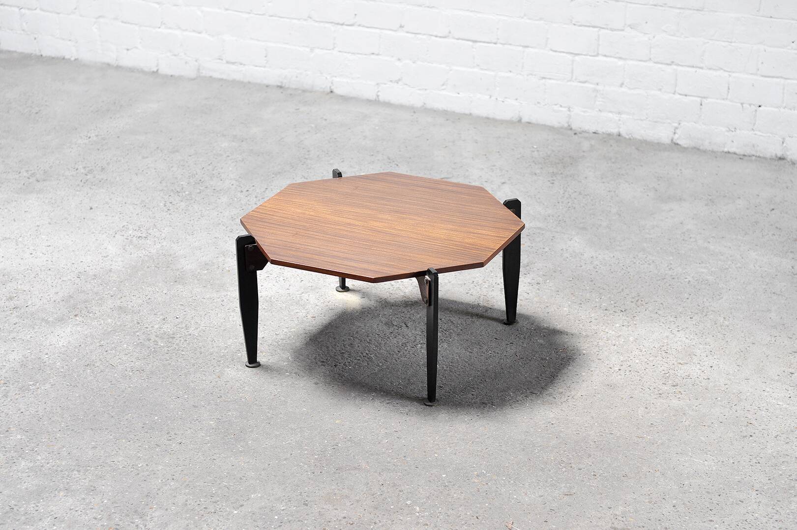 Table basse moderniste italienne en teck et métal laqué, années 1950