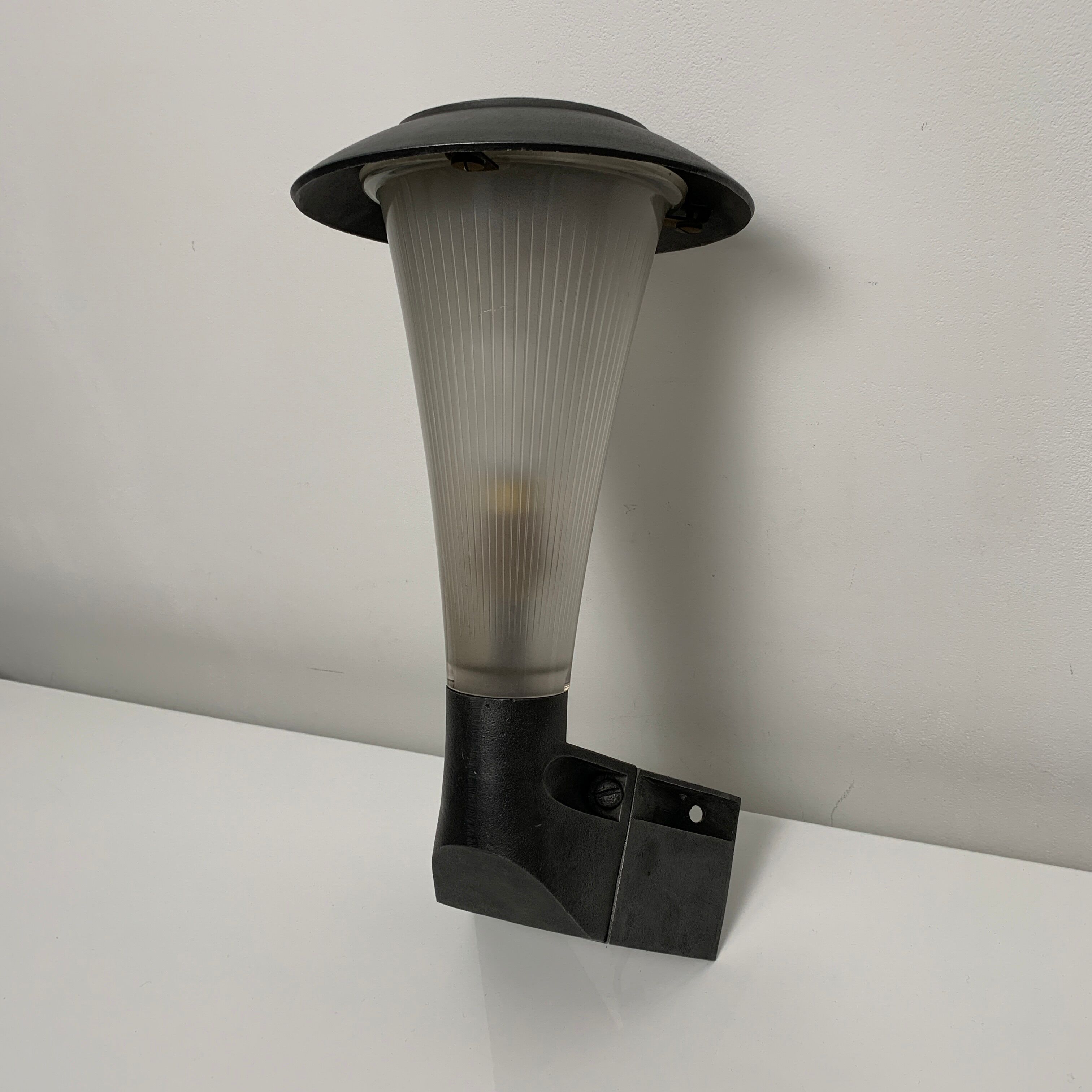 Corner wall lamp in graphite aluminum and Holophane frosted glass