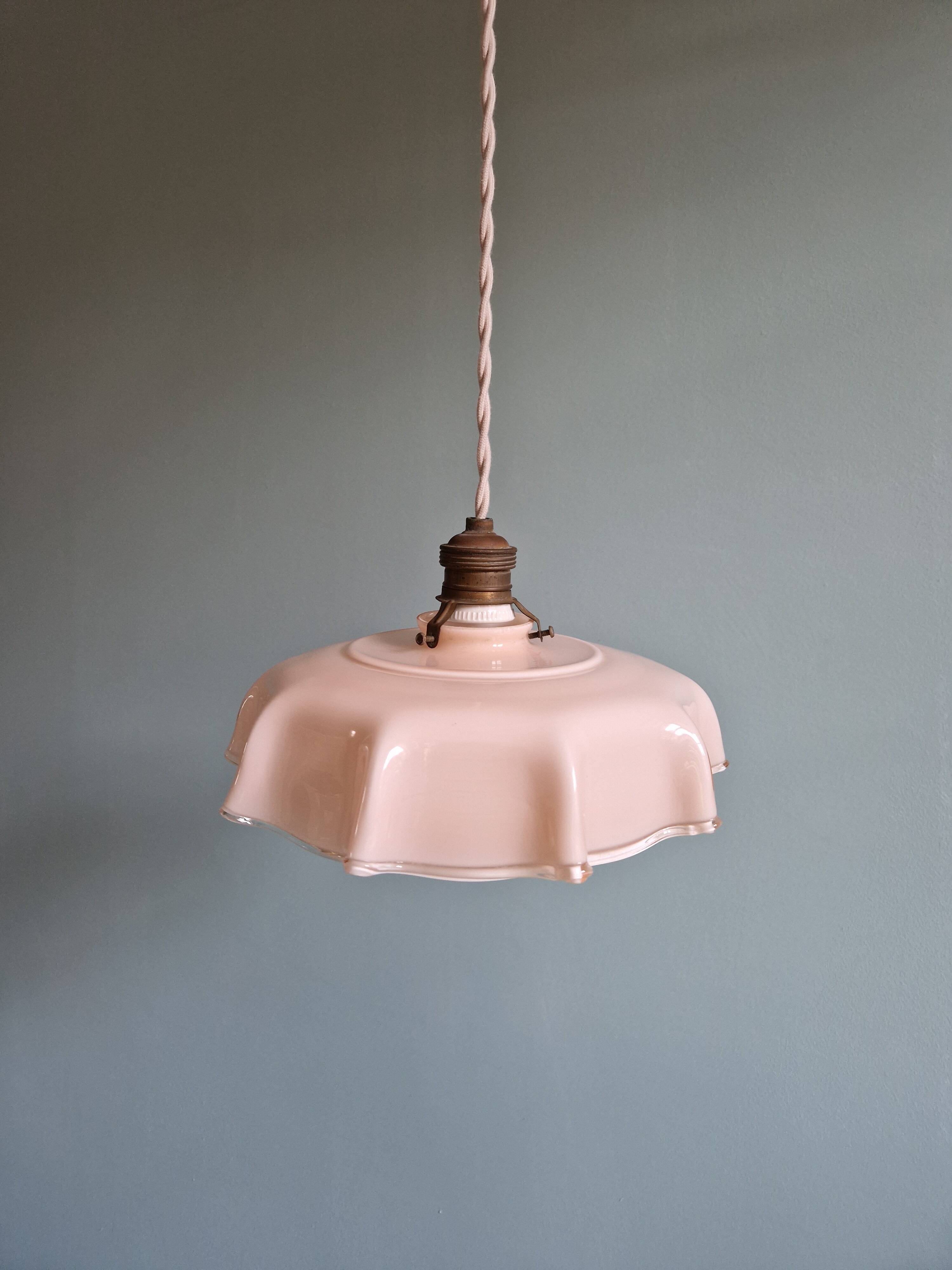 Suspension Art Déco en opaline rose festonnée, années 1920-30