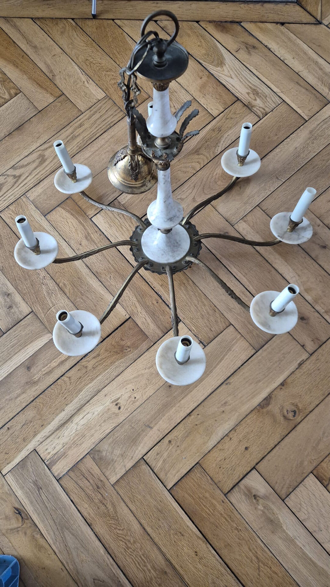 Lustre with 8 light arms in Hollywood Regency style – Gold brass and marble