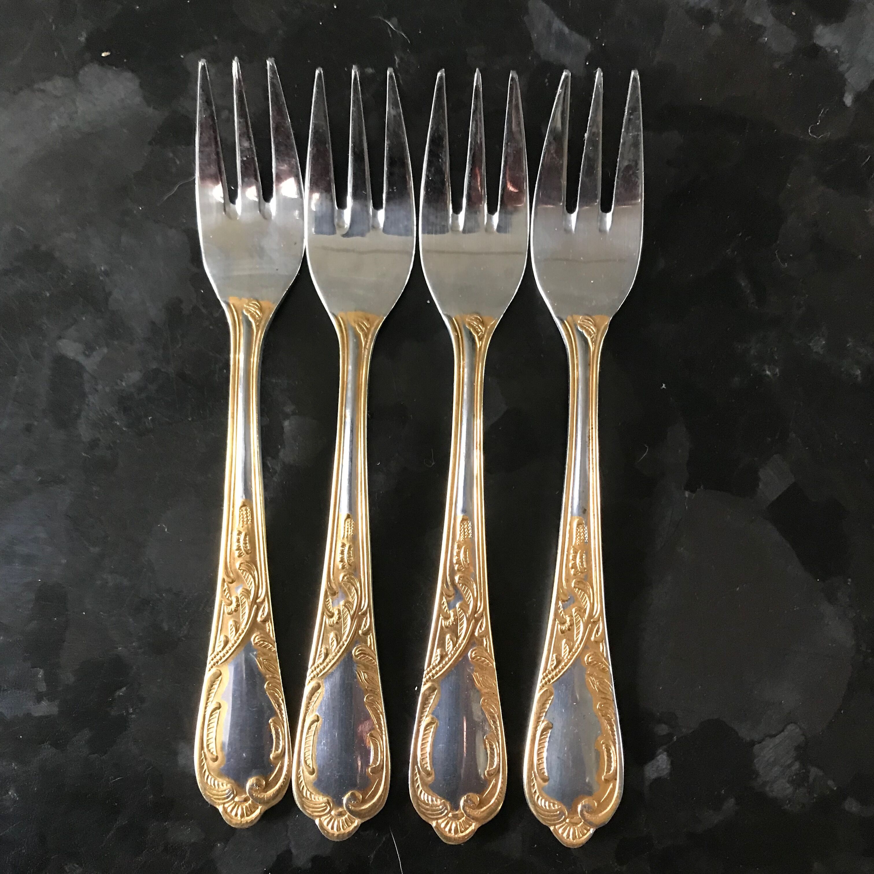 Christmas Pop-up 2022 Set of 4 gold-plated dessert forks.