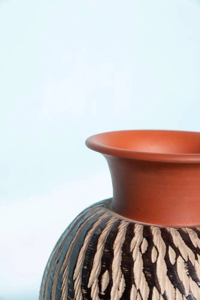 Vintage minimalist ceramic vase Wekara sgraffito
