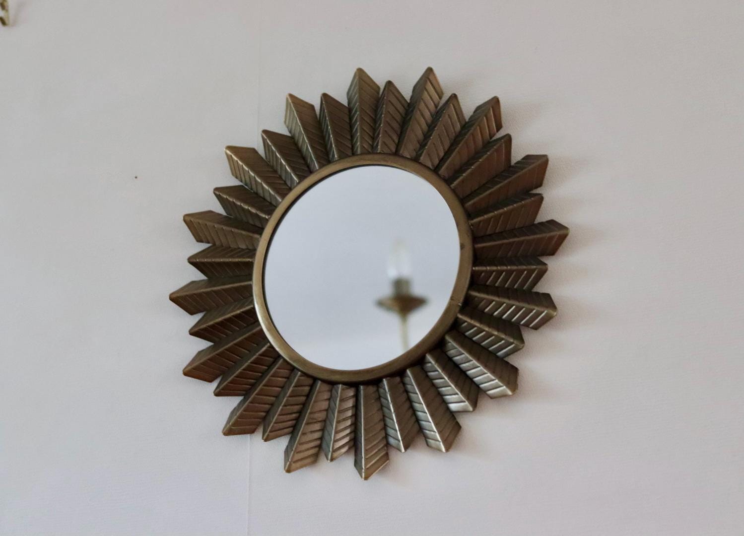 Miroir mural en métal de style vintage avec effet soleil éclatant