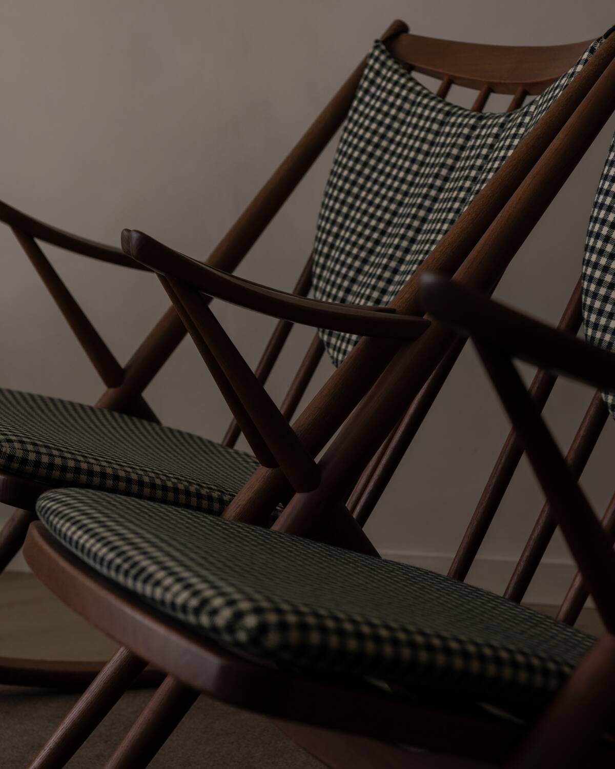 Ensemble de 2 chaises berçantes en teck danois modèle 182 Frank Reenskaug années 1950.