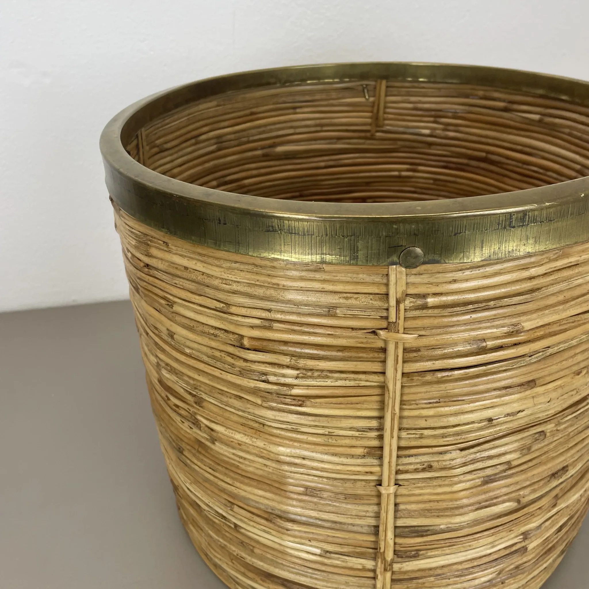 xl 31 cm, rare rattan and brass waste basket in the Crespi-Albini style, Italy 1970