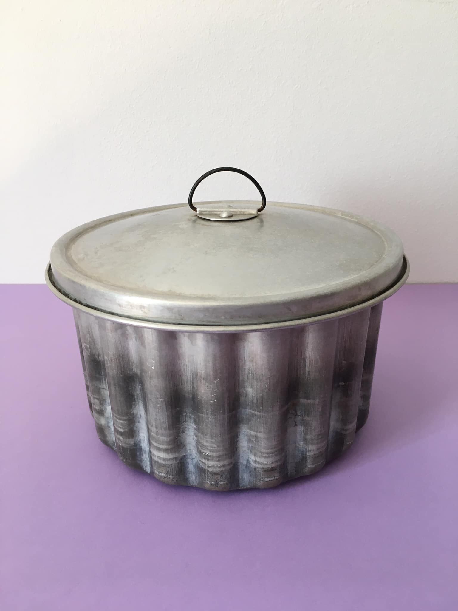 Aluminum pastry mold with pudding, flan... with lid to retain heat