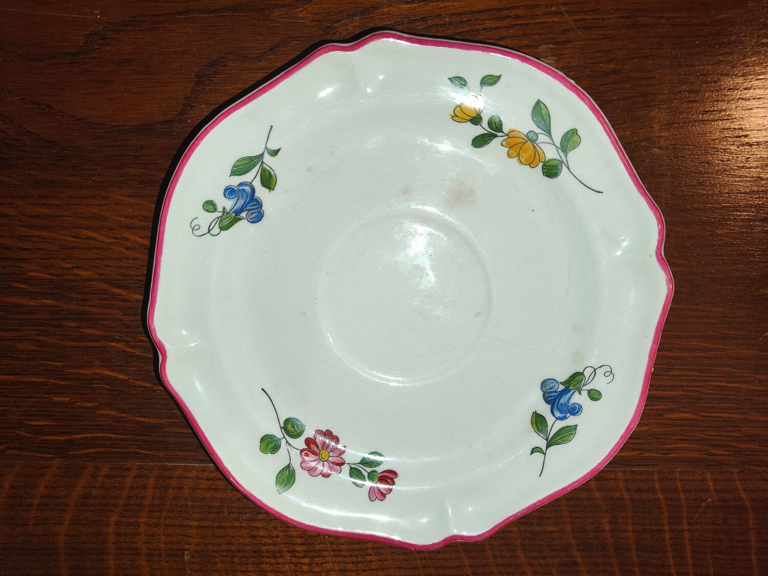 Plate Vieux Saint Amand 1713 with chantournés edges with floral motif