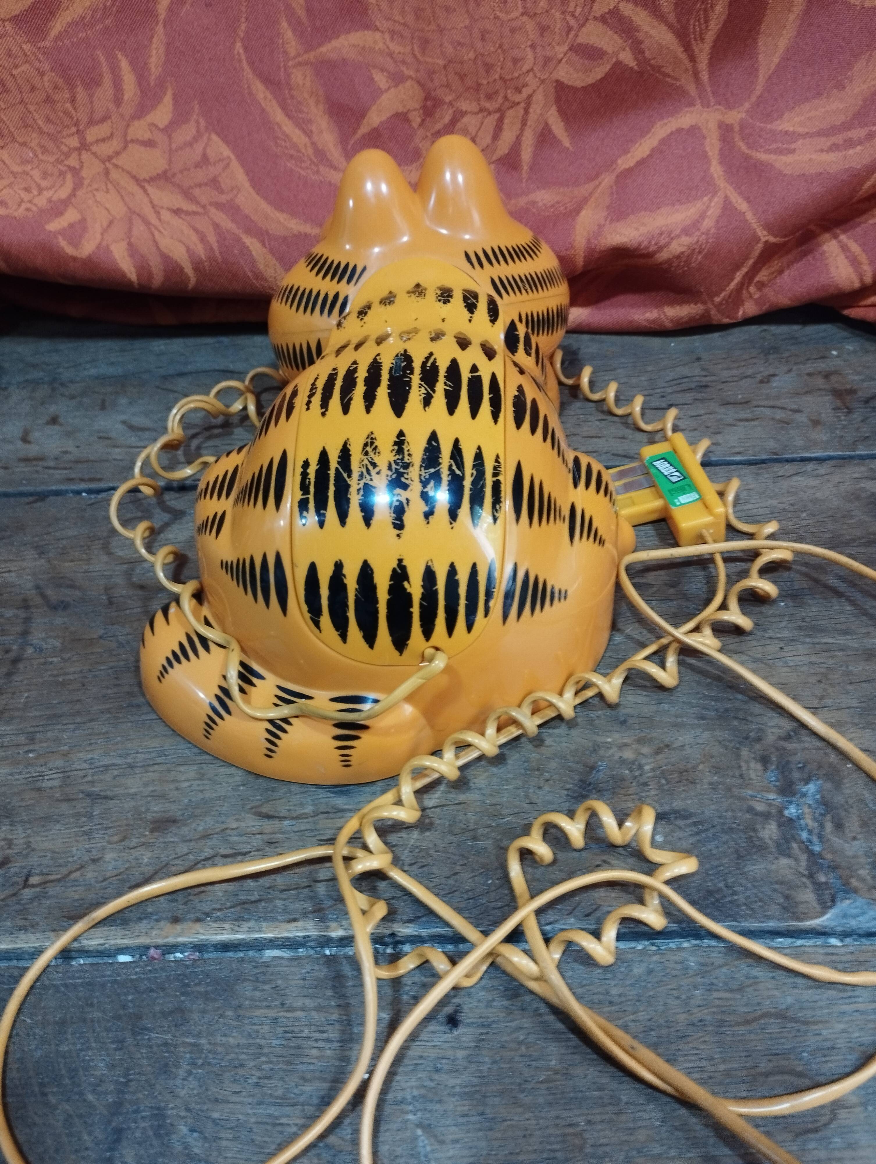 Vintage: 1981 Garfield Phone with Eyes That Open and Close