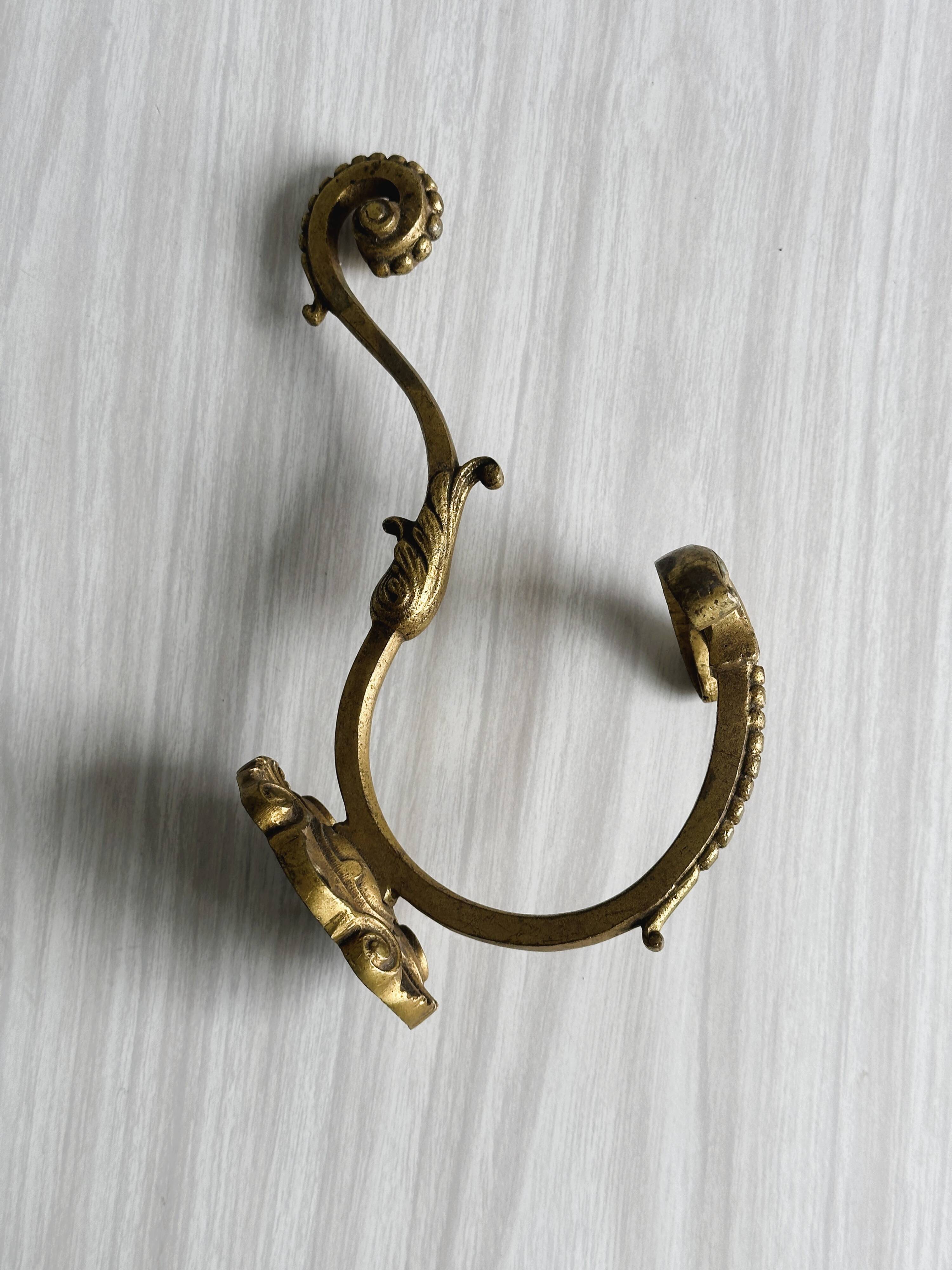 Patère murale en métal doré