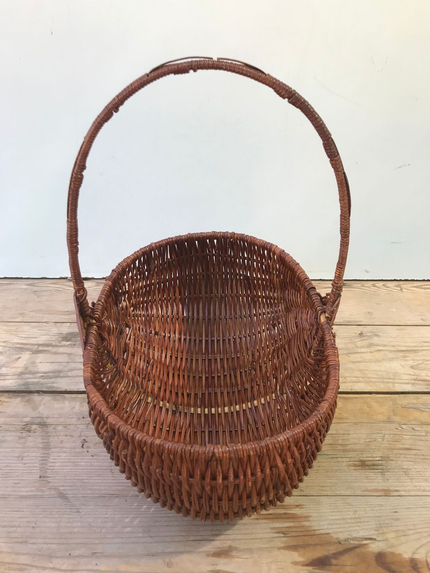 Former collection in braided wicker rattan with cove decoration vintage basket