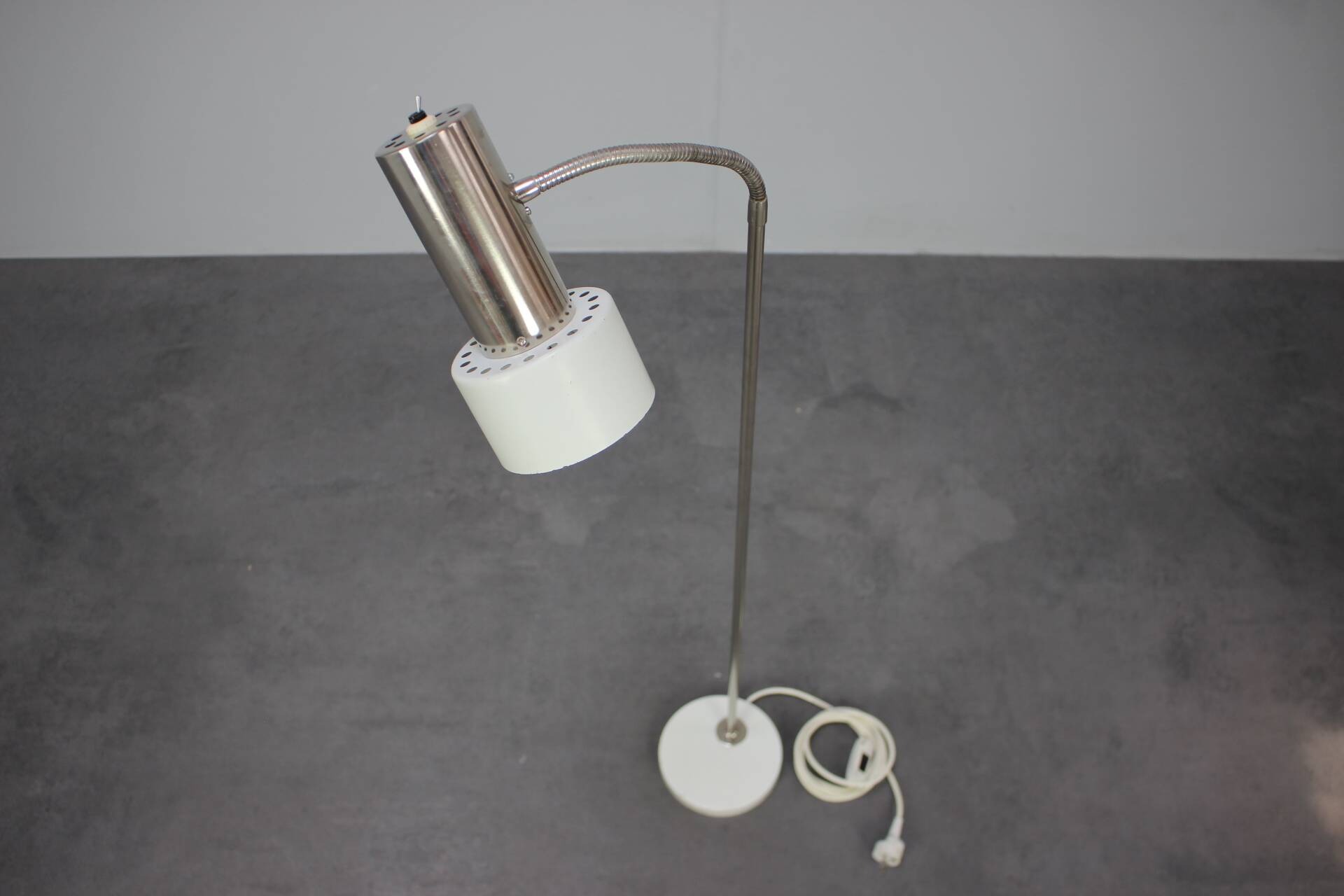 Lampadaire en métal blanc, Tchécoslovaquie 1970