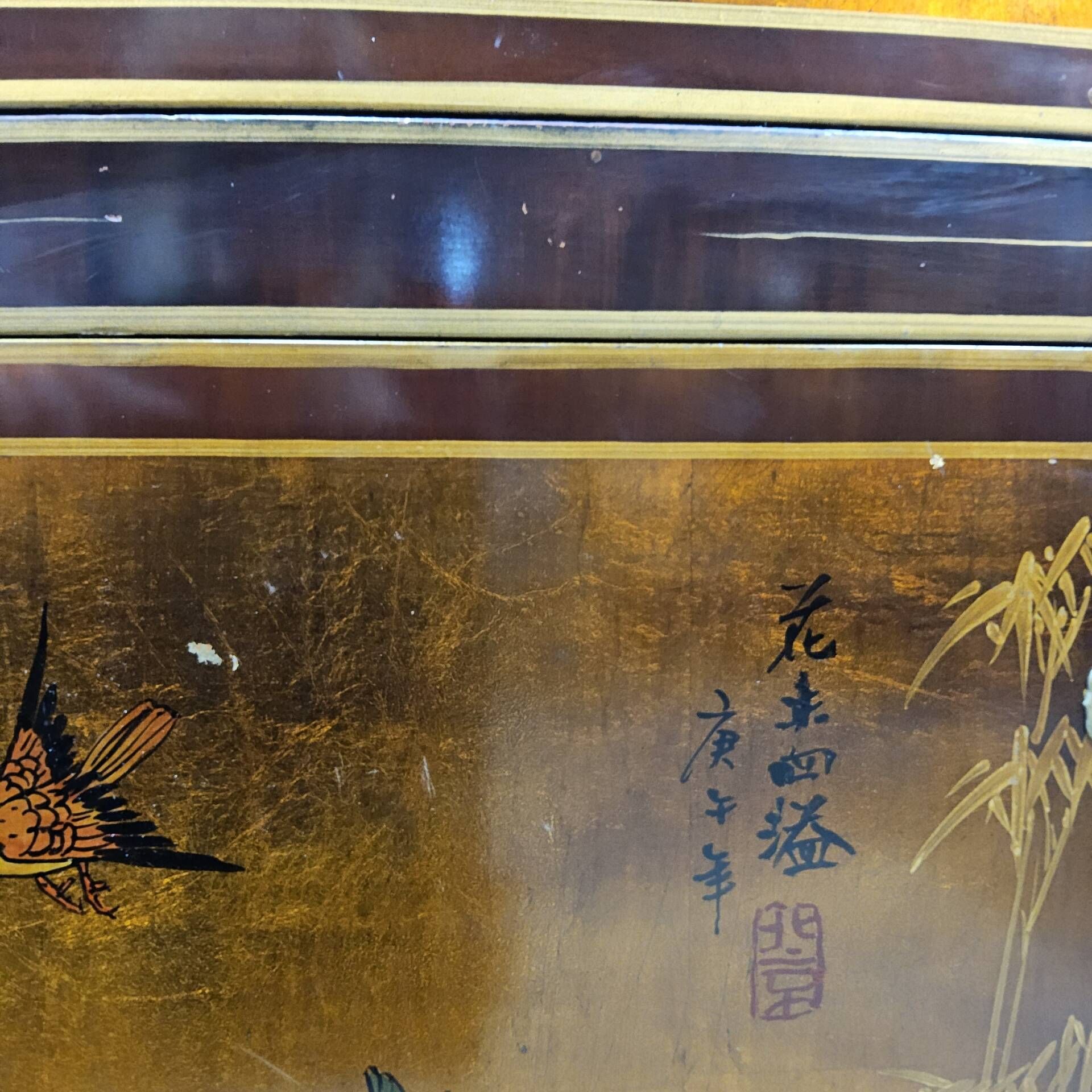 Cabinet chinois vintage avec feuille d'or, fleurs et oiseaux / bohème