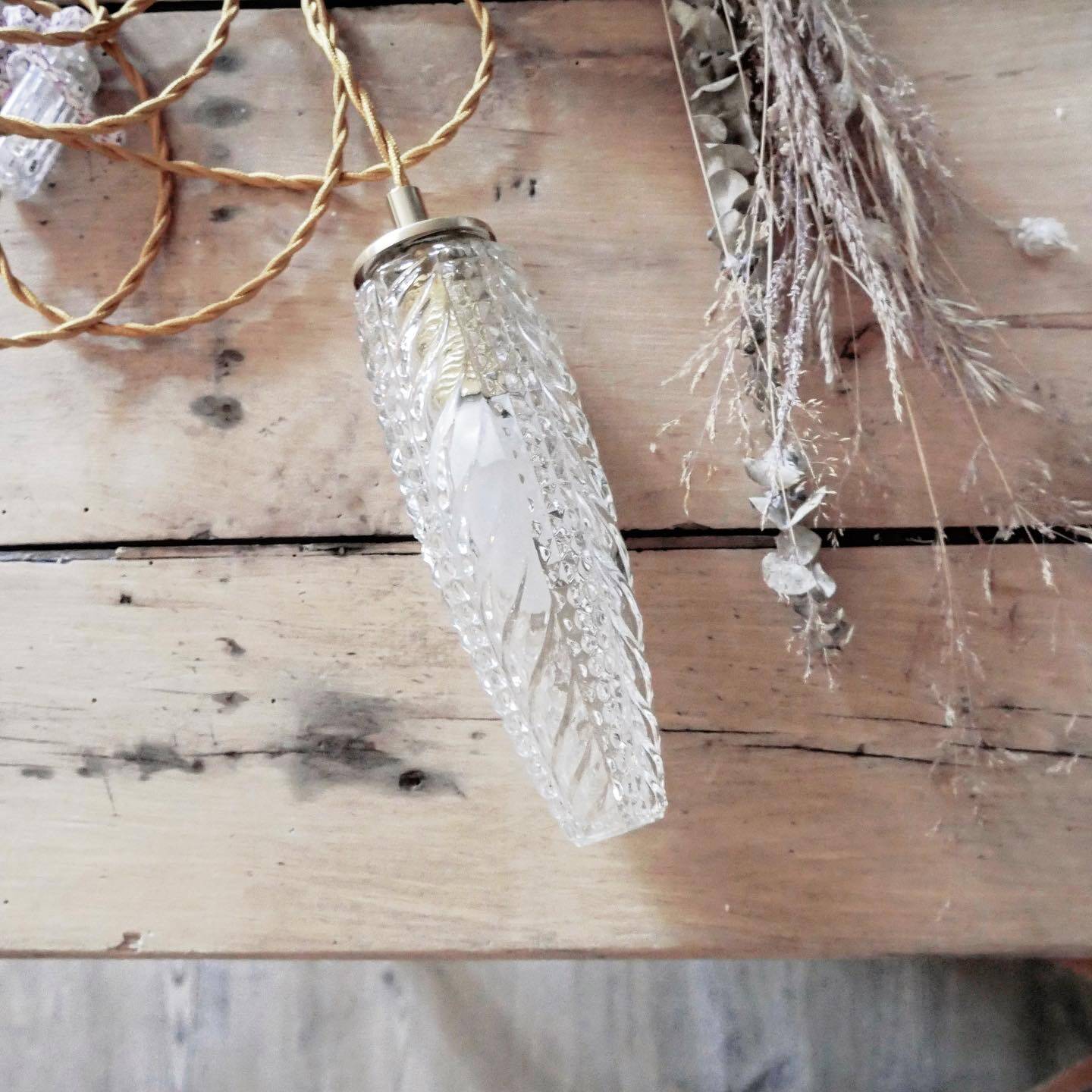 Chiseled glass suspension