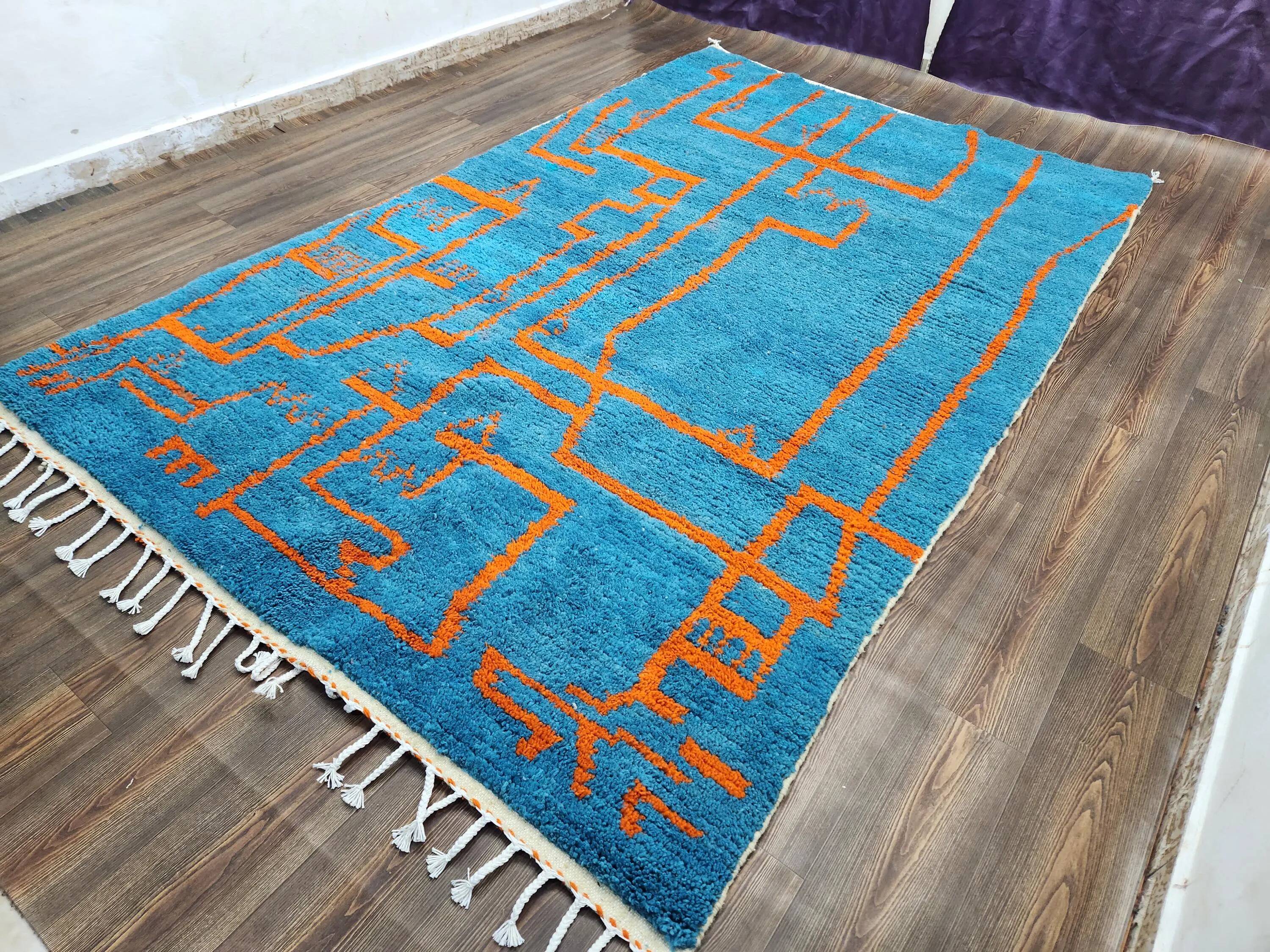 Large Moroccan rug made of natural wool, dimensions 250x150 cm, handmade.