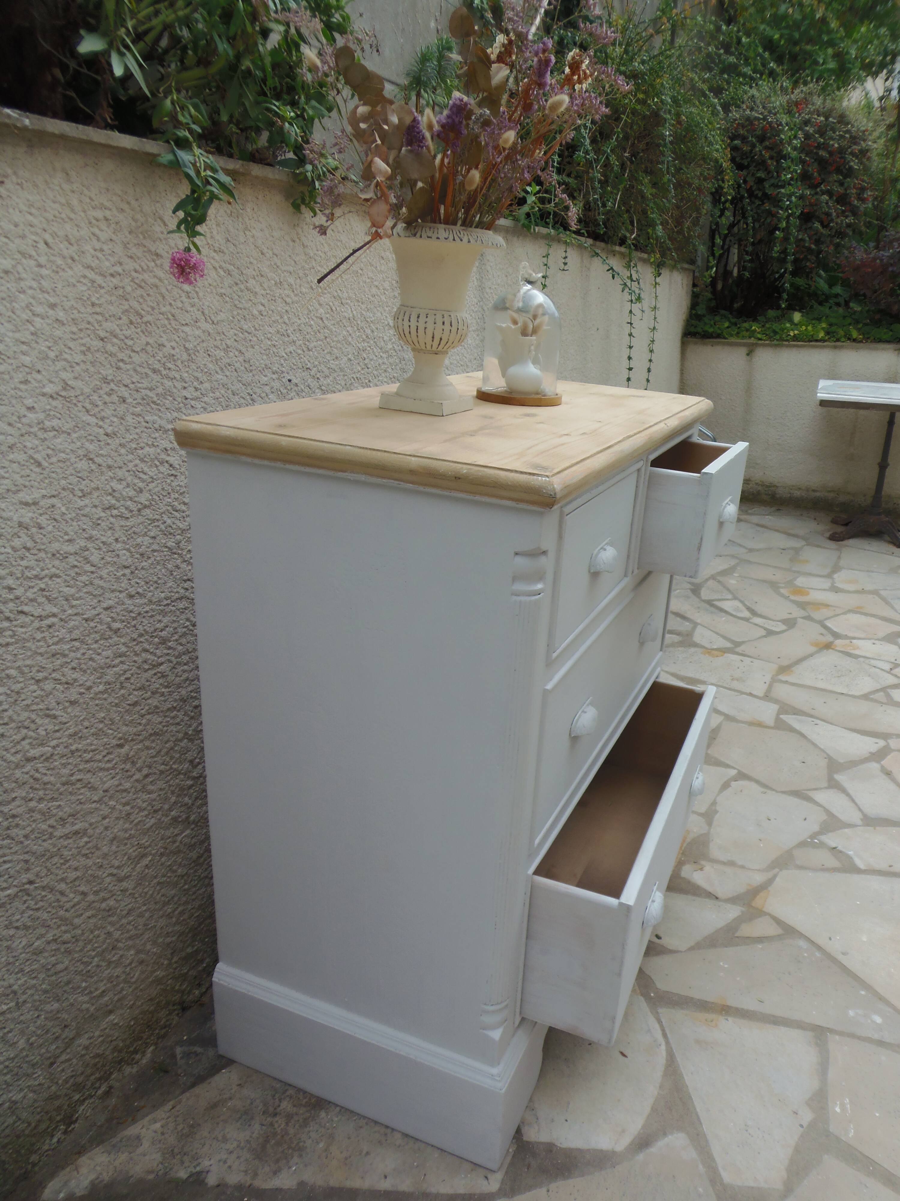 Beautifully crafted English chest of drawers, finished in pearl grey, with a wooden top.