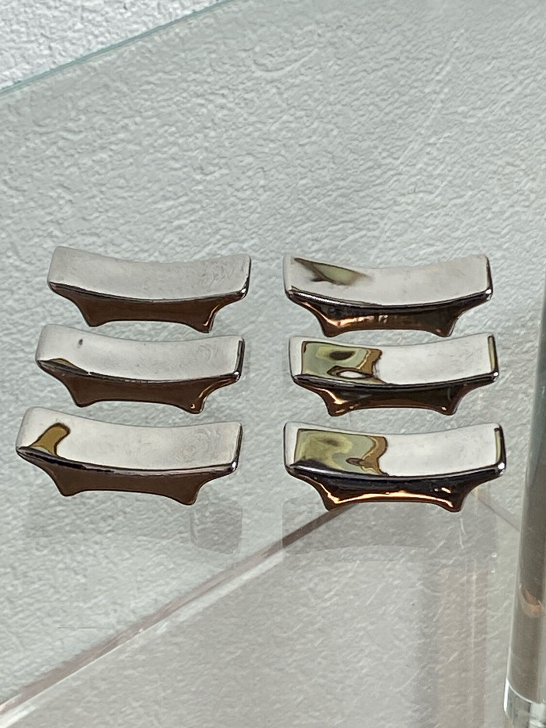 Silver ceramic knife rest