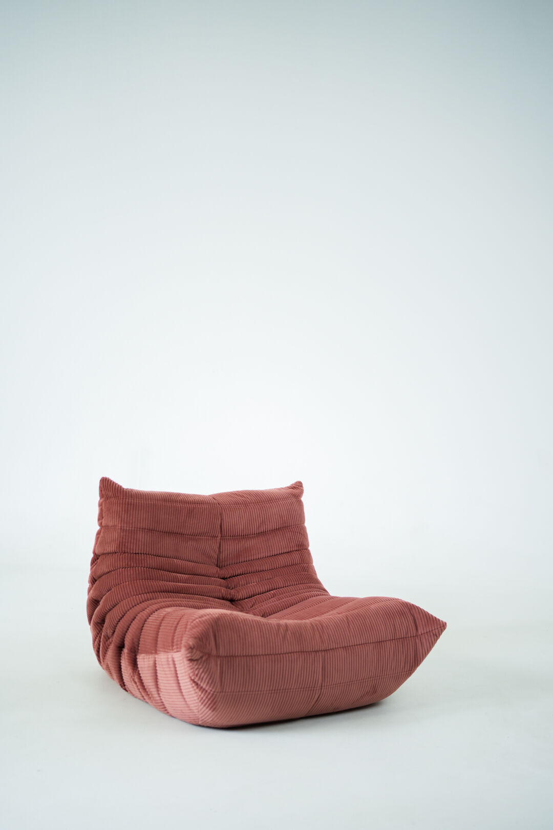 Ensemble de chaise et pouf Togo en velours côtelé framboise