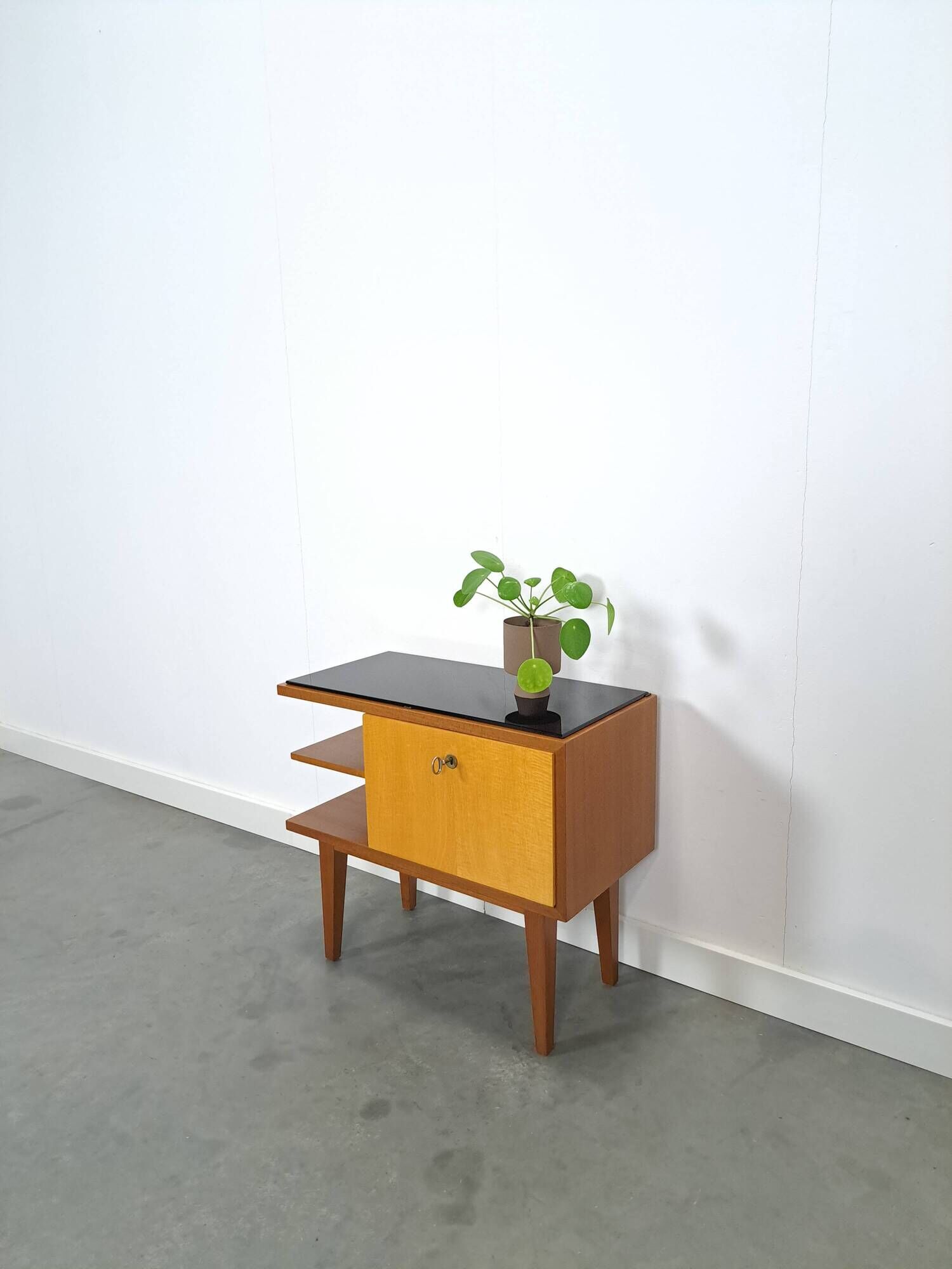 Mid-Century kastje J.D. Freese met klep en zwart opaline glas
