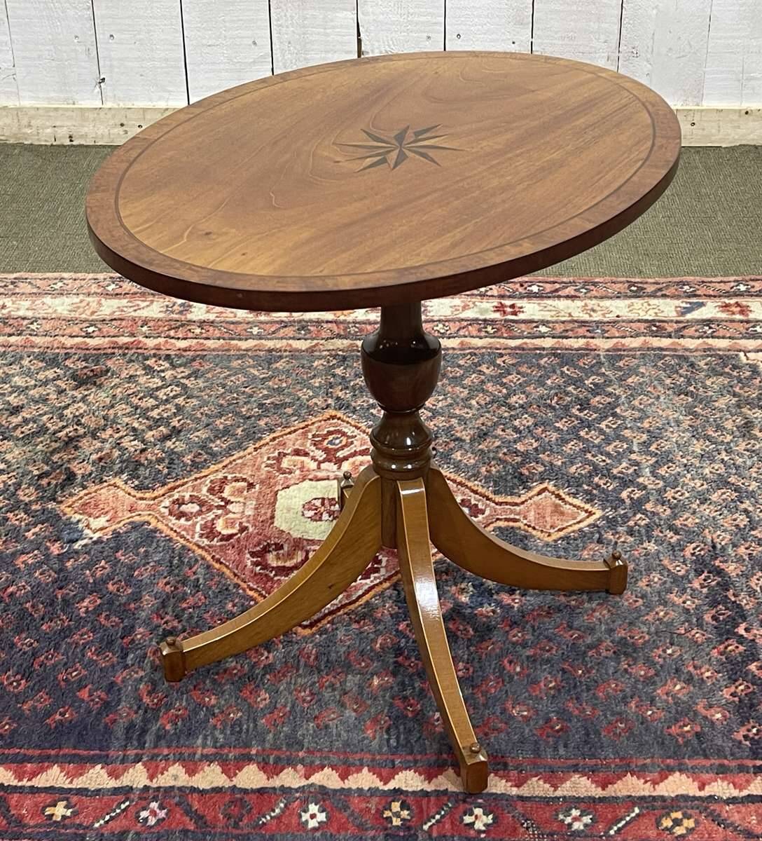 Oval English side table from the 1950s in mahogany