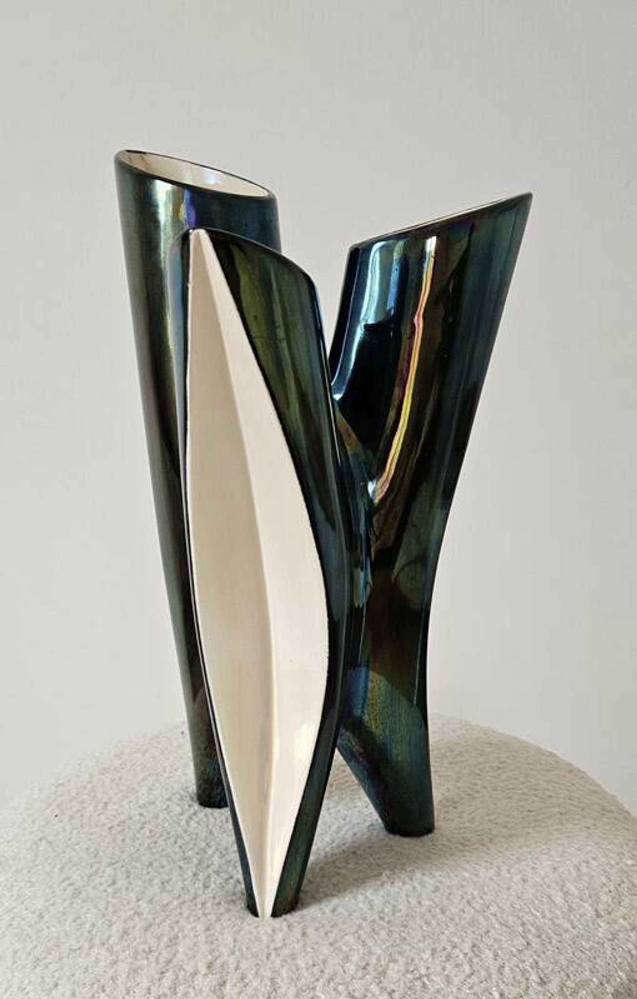Vase sculptural tripode Verceram – Céramique émaillée irisée – Années 50–60