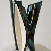 Vase sculptural tripode Verceram – Céramique émaillée irisée – Années 50–60