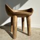 Chaise quadripode assise ronde à petit dossier en manguier naturel monoxyle