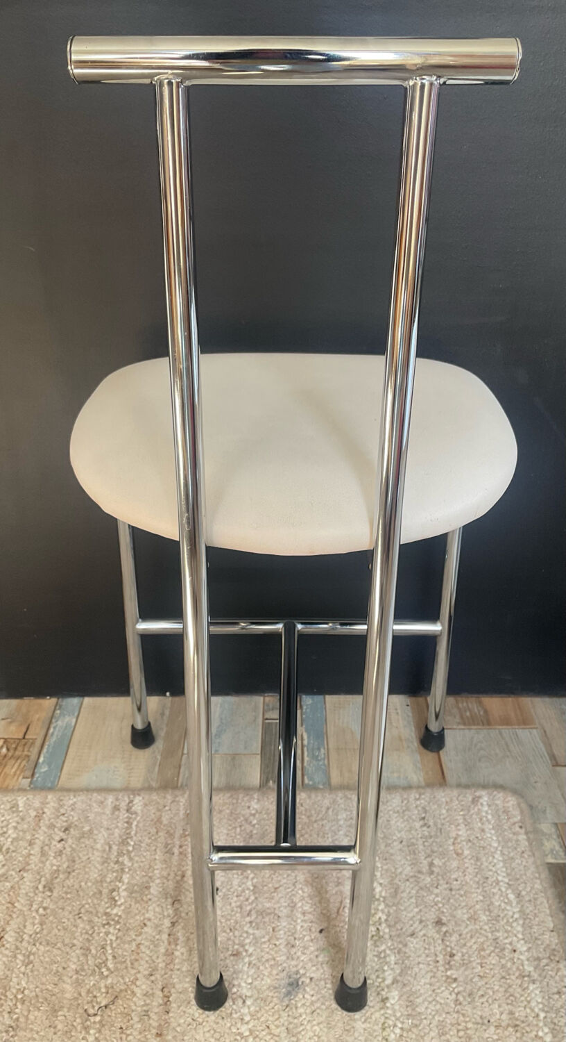 Vintage 70s chair in chrome metal and white faux leather.