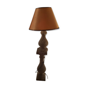 colonne et lampe en pierre