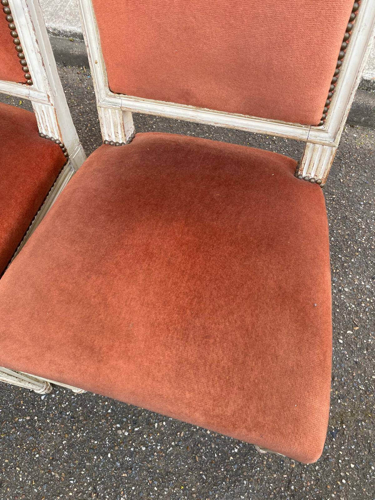 2 Louis XVI chairs in solid wood and orange velvet.