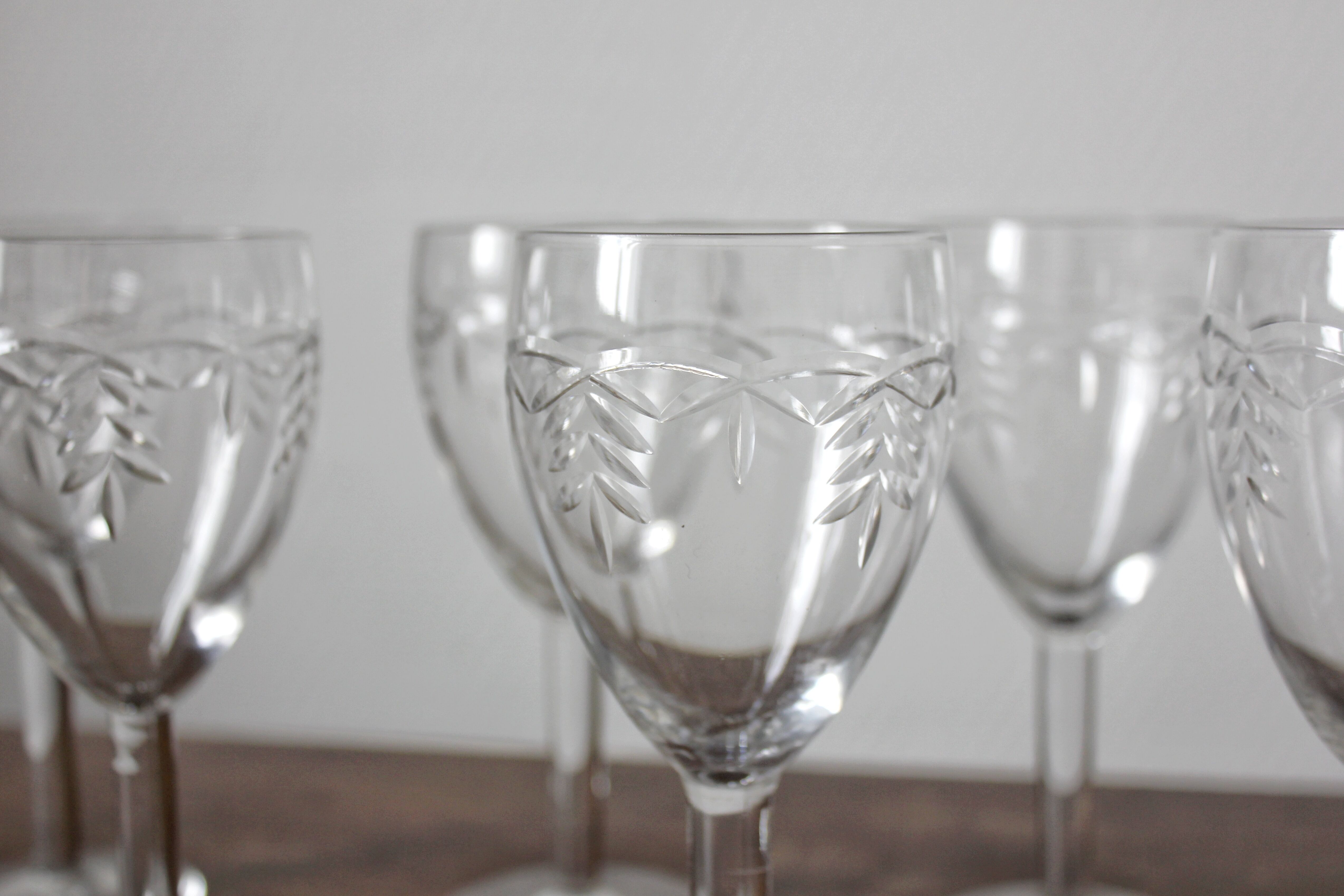 7 white wine glasses in crystal engraved with a vintage frieze