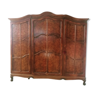 Armoire style "Queen Anne" loupe de noyer